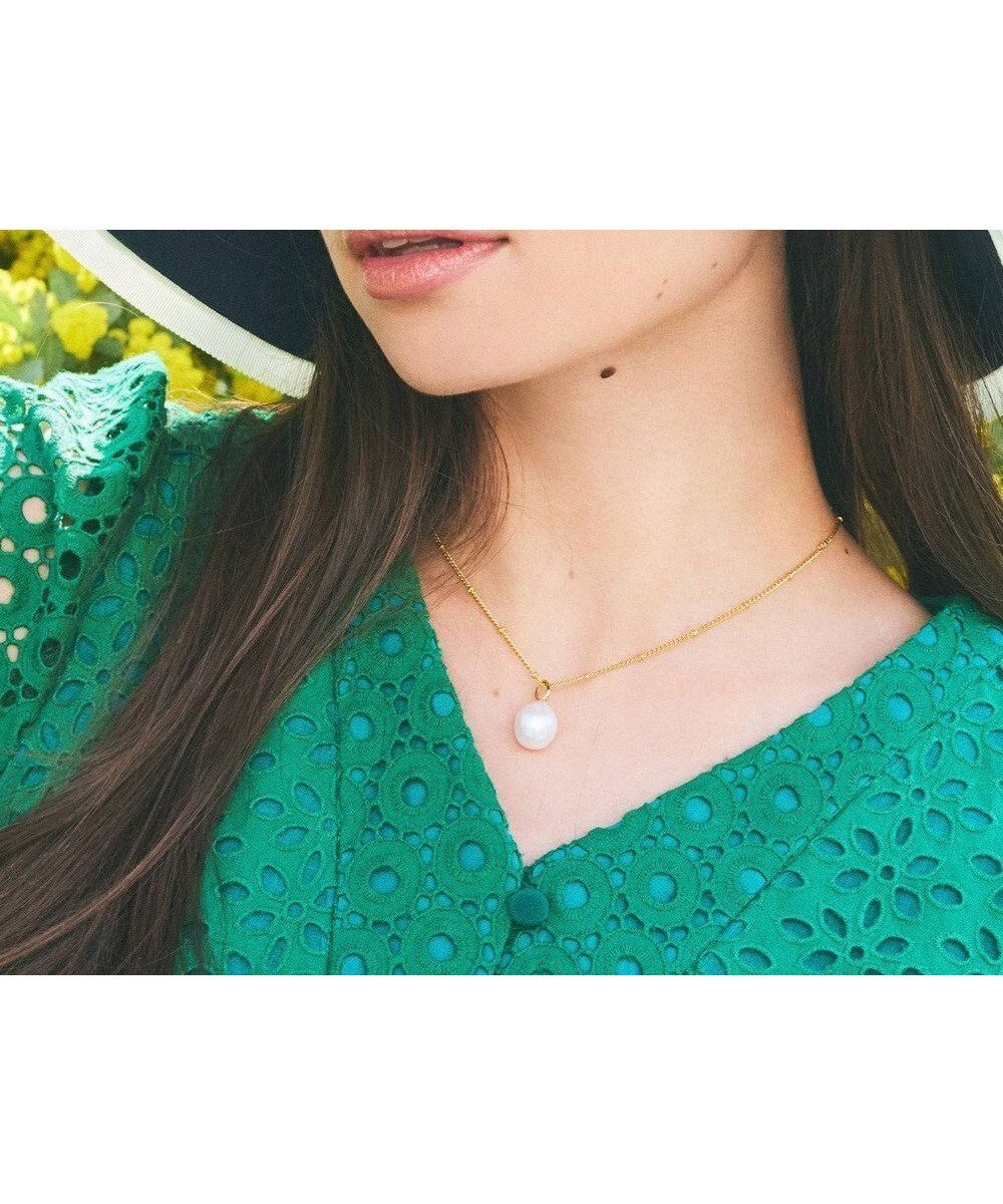 【トッカ/TOCCA】のNOBLE PEARL NECKLACE 淡水バロックパール ネックレス インテリア・キッズ・メンズ・レディースファッション・服の通販 founy(ファニー) 　ファッション　Fashion　レディースファッション　WOMEN　ジュエリー　Jewelry　ネックレス　Necklaces　アクセサリー　Accessories　カットソー　Cut And Sew　シンプル　Simple　チェーン　Chain　テクスチャー　Texture　ネックレス　Necklace　バロック　Baroque　パール　Pearl　フェミニン　Feminine　フォルム　Form　ポーチ　Pouch　ロング　Long　S/S・春夏　Ss・Spring/Summer　おすすめ　Recommend　夏　Summer　2024年　2024　2024春夏・S/S　Ss,Spring/Summer,2024　エレガント 上品　Elegant　ギフト プレゼント　Gift Present　ゴールド系|ID: prp329100004285784 ipo3291000000029751744