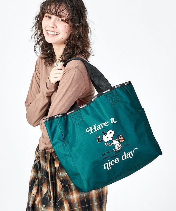 【レスポートサック/LeSportsac】のLG REVERSIBLE TOTE/スヌーピーアンドギャングトート インテリア・キッズ・メンズ・レディースファッション・服の通販 founy(ファニー) https://founy.com/ ファッション Fashion レディースファッション WOMEN バッグ Bag コレクション Collection 軽量 Lightweight シンプル Simple トラベル Travel プリント Print ポケット Pocket リバーシブル Reversible おすすめ Recommend 旅行 Travel ビジネス 仕事 通勤 Business |ID: prp329100004290342 ipo3291000000029772401