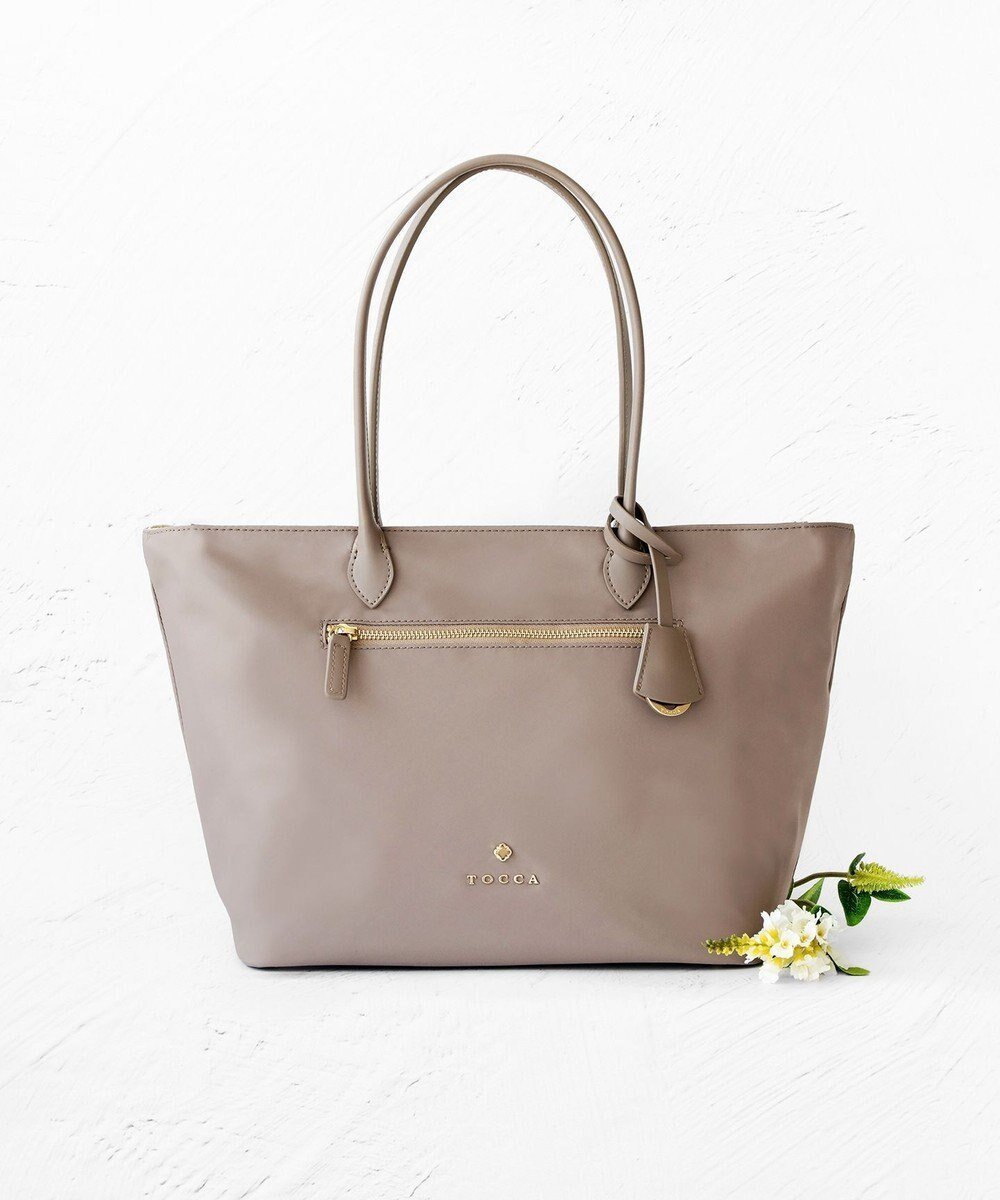 【トッカ/TOCCA】の【撥水】【一部WEB限定カラー】LAUREL NYLONBAG ナイロンバッグ インテリア・キッズ・メンズ・レディースファッション・服の通販 founy(ファニー) 　ファッション　Fashion　レディースファッション　Fashion for Women　バッグ　Bags　シンプル　Simple, Minimal　財布　Wallet, Purse　チャーム　Charm, Pendant　フォルム　Silhouette, Form　ポケット　Pocket, Pocket Detail　メタル　Metal, Metal Parts　リュクス　Luxury, Elegant, High-End, Chic　おすすめ　Recommended / Our Picks　ビジネス 仕事 通勤　Business / Work / Commuting　ベージュ系|ID: prp329100004291508 ipo3291000000029777965