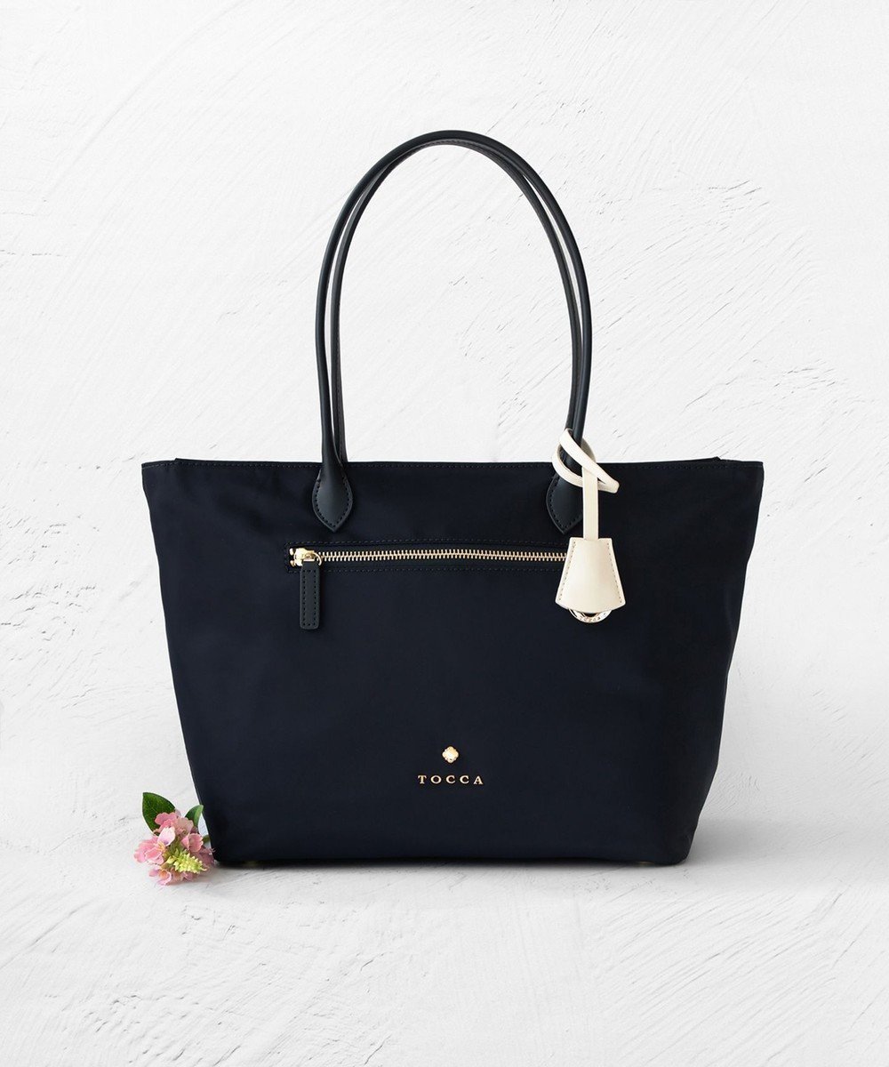 【トッカ/TOCCA】の【撥水】【一部WEB限定カラー】LAUREL NYLONBAG ナイロンバッグ インテリア・キッズ・メンズ・レディースファッション・服の通販 founy(ファニー) 　ファッション　Fashion　レディースファッション　Fashion for Women　バッグ　Bags　シンプル　Simple, Minimal　財布　Wallet, Purse　チャーム　Charm, Pendant　フォルム　Silhouette, Form　ポケット　Pocket, Pocket Detail　メタル　Metal, Metal Parts　リュクス　Luxury, Elegant, High-End, Chic　おすすめ　Recommended / Our Picks　ビジネス 仕事 通勤　Business / Work / Commuting　【WEB限定カラー】ネイビー×ホワイト系|ID: prp329100004291508 ipo3291000000029777969