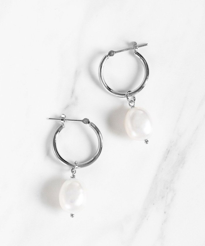 【トッカ/TOCCA】の【WEB限定】PETAL HOOP PIERCED EARRINGS K10 淡水パール ピアス インテリア・キッズ・メンズ・レディースファッション・服の通販 founy(ファニー) https://founy.com/ ファッション Fashion レディースファッション WOMEN ジュエリー Jewelry リング Rings イヤリング Earrings アクセサリー Accessories シンプル Simple チェーン Chain チャーム Charm ネックレス Necklace パール Pearl フォルム Form フープ Hoop ポーチ Pouch リュクス Luxe |ID: prp329100004295548 ipo3291000000029796763