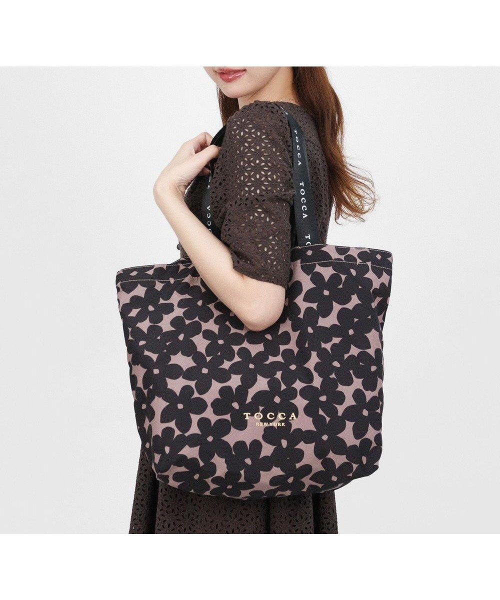 【トッカ/TOCCA】の【WEB&一部店舗限定・A4サイズ対応】DANCING TOCCA SUBBAG サブバッグ インテリア・キッズ・メンズ・レディースファッション・服の通販 founy(ファニー) 　ファッション　Fashion　レディースファッション　Fashion for Women　バッグ　Bags　アウトドア　Outdoor Clothing　クラウン　Crown, Royal Motif　コンパクト　Compact, Small Size　シンプル　Simple, Minimal　財布　Wallet, Purse　フェミニン　Feminine, Girly　プリント　Print, Printed Pattern　ポケット　Pocket, Pocket Detail　リュクス　Luxury, Elegant, High-End, Chic　旅行　Travel　ビジネス 仕事 通勤　Business / Work / Commuting　ベージュ×ブラック花柄|ID: prp329100004300662 ipo3291000000032733884
