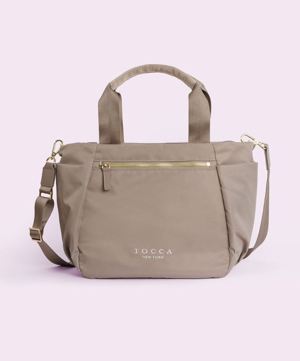 【トッカ/TOCCA】の【サスティナブル素材・撥水・WEB&一部店舗限定】NUOTO NYLON TOTE トートバッグ インテリア・キッズ・メンズ・レディースファッション・服の通販 founy(ファニー) 　ファッション　Fashion　レディースファッション　WOMEN　バッグ　Bag　アウトドア　Outdoor　軽量　Lightweight　シンプル　Simple　ジップ　Zip　財布　Wallet　フォルム　Form　フロント　Front　ポケット　Pocket　NEW・新作・新着・新入荷　New Arrivals　おすすめ　Recommend　旅行　Travel　ビジネス 仕事 通勤　Business　ベージュ系|ID: prp329100004300673 ipo3291000000029816111