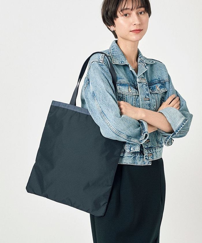 【レスポートサック/LeSportsac】のLARGE EMERALD TOTE/ディープシーブルー インテリア・キッズ・メンズ・レディースファッション・服の通販 founy(ファニー) https://founy.com/ ファッション Fashion レディースファッション WOMEN バッグ Bag 軽量 Lightweight シンプル Simple スリム Slim 雑誌 Magazine プリント Print ポケット Pocket 無地 Plain Color 再入荷 Restock/Back In Stock/Re Arrival おすすめ Recommend ビジネス 仕事 通勤 Business |ID: prp329100004309856 ipo3291000000029885989