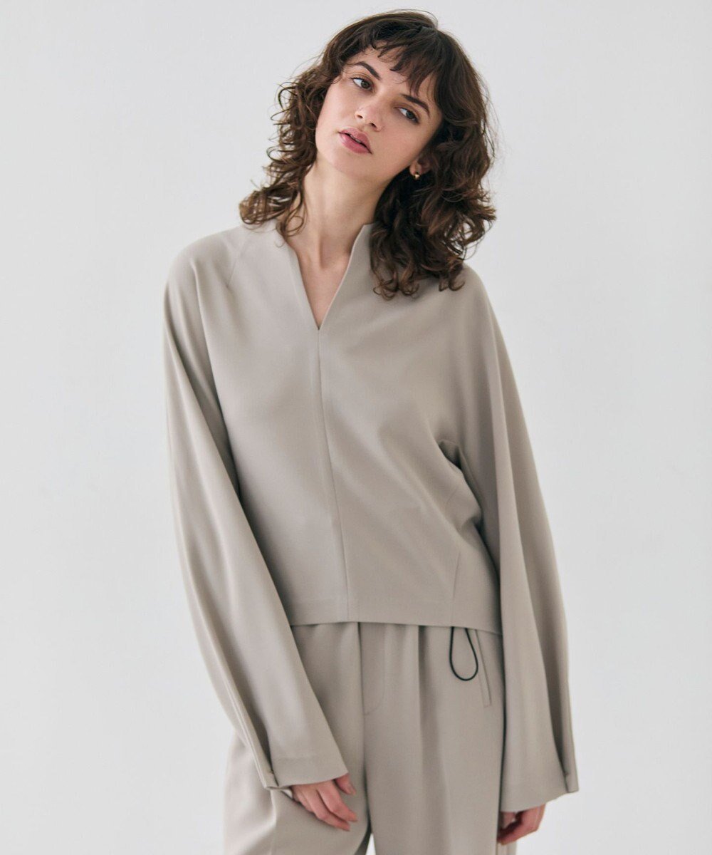 【ベイジ,/BEIGE,】の【洗える】RUE / スリットネックフォルムブラウス インテリア・キッズ・メンズ・レディースファッション・服の通販 founy(ファニー) 　ファッション　Fashion　レディースファッション　WOMEN　トップス・カットソー　Tops/Tshirt　シャツ/ブラウス　Shirts/Blouses　おすすめ　Recommend　スリット　Slit　フォルム　Form　リラックス　Relax　ロング　Long　エレガント 上品　Elegant　ビジネス 仕事 通勤　Business　夏　Summer　春　Spring　S/S・春夏　Ss・Spring/Summer　洗える　Washable　A/W・秋冬　Aw・Autumn/Winter・Fw・Fall-Winter　Taupe|ID: prp329100004336209 ipo3291000000031975274