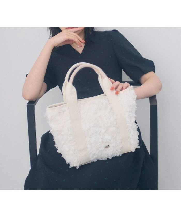 【トッカ/TOCCA】のIN THE GARDEN キャンバストートバッグ インテリア・キッズ・メンズ・レディースファッション・服の通販 founy(ファニー) https://founy.com/ ファッション Fashion レディースファッション WOMEN バッグ Bag 2025年 2025 2025春夏・S/S Ss,Spring/Summer,2025 おすすめ Recommend シンプル Simple チュール Tulle デニム Denim ドレス Dress フォルム Form ポケット Pocket リュクス Luxe 再入荷 Restock/Back In Stock/Re Arrival 夏 Summer S/S・春夏 Ss・Spring/Summer 財布 Wallet 雑誌 Magazine |ID: prp329100004359814 ipo3291000000031951283