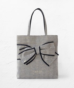 【トッカ/TOCCA】の【A4サイズ対応・一部カラー撥水】T CADEAU NEW BAG フラットトートバッグ 人気、トレンドファッション・服の通販 founy(ファニー) ファッション Fashion レディースファッション WOMEN バッグ Bag アシンメトリー Asymmetry ジップ Zip 財布 Wallet トレンド Trend ヘリンボーン Herringbone ポケット Pocket メタリック Metallic リボン Ribbon S/S・春夏 Ss・Spring/Summer NEW・新作・新着・新入荷 New Arrivals おすすめ Recommend 夏 Summer エレガント 上品 Elegant ギフト プレゼント Gift Present 2025年 2025 2025春夏・S/S Ss,Spring/Summer,2025 |ID:prp329100004363329