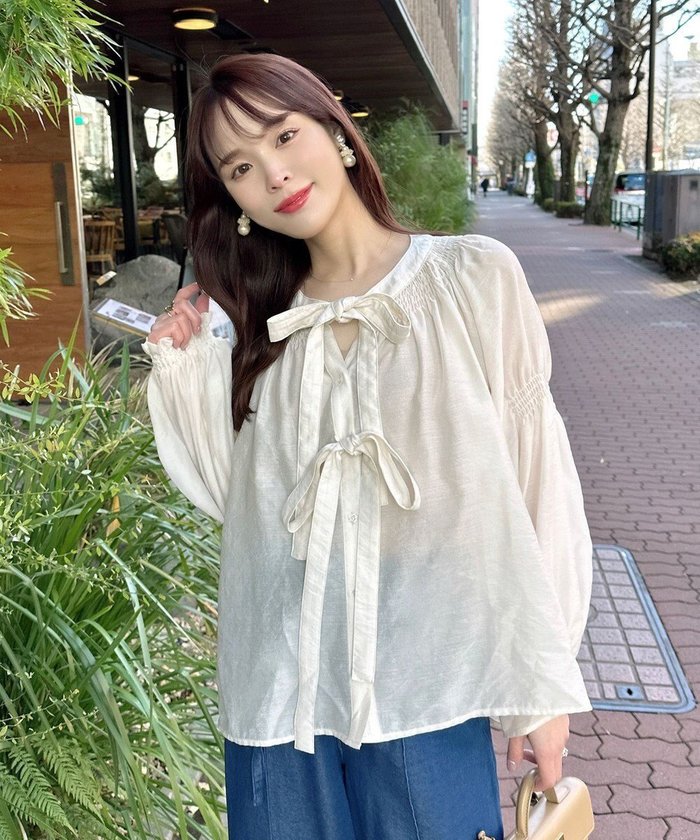 【フェルゥ/Feroux】の【洗える】ダブルリボンシアー ブラウス インテリア・キッズ・メンズ・レディースファッション・服の通販 founy(ファニー) https://founy.com/ ファッション Fashion レディースファッション WOMEN トップス・カットソー Tops/Tshirt シャツ/ブラウス Shirts/Blouses キャミソール Camisole シャーリング Shirring デニム Denim フロント Front リゾート Resort リボン Ribbon リラックス Relax 夏 Summer 春 Spring S/S・春夏 Ss・Spring/Summer 洗える Washable 長袖 Long Sleeve |ID: prp329100004365454 ipo3291000000031750916