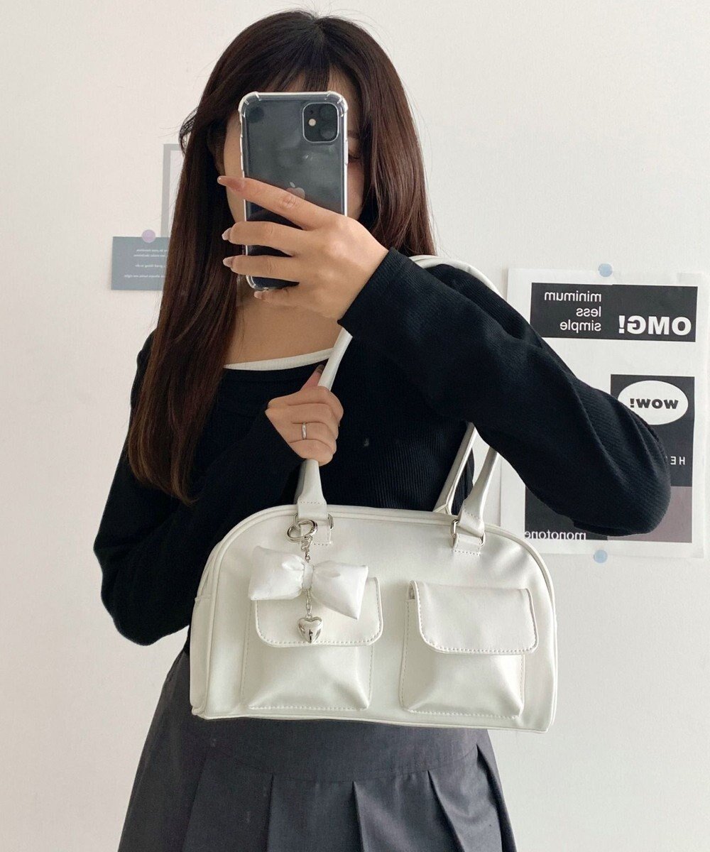 【ウィゴー/WEGO】のチャーム付きボストンバッグ インテリア・キッズ・メンズ・レディースファッション・服の通販 founy(ファニー) 　ファッション　Fashion　レディースファッション　WOMEN　バッグ　Bag　キーホルダー　Key Ring　スマホ　Smartphone　チャーム　Charm　ハンドバッグ　Handbag　フラップ　Flap　ボストンバッグ　Boston Bag　ポケット　Pocket　人気　Popularity　ホワイト|ID: prp329100004385132 ipo3291000000031900129