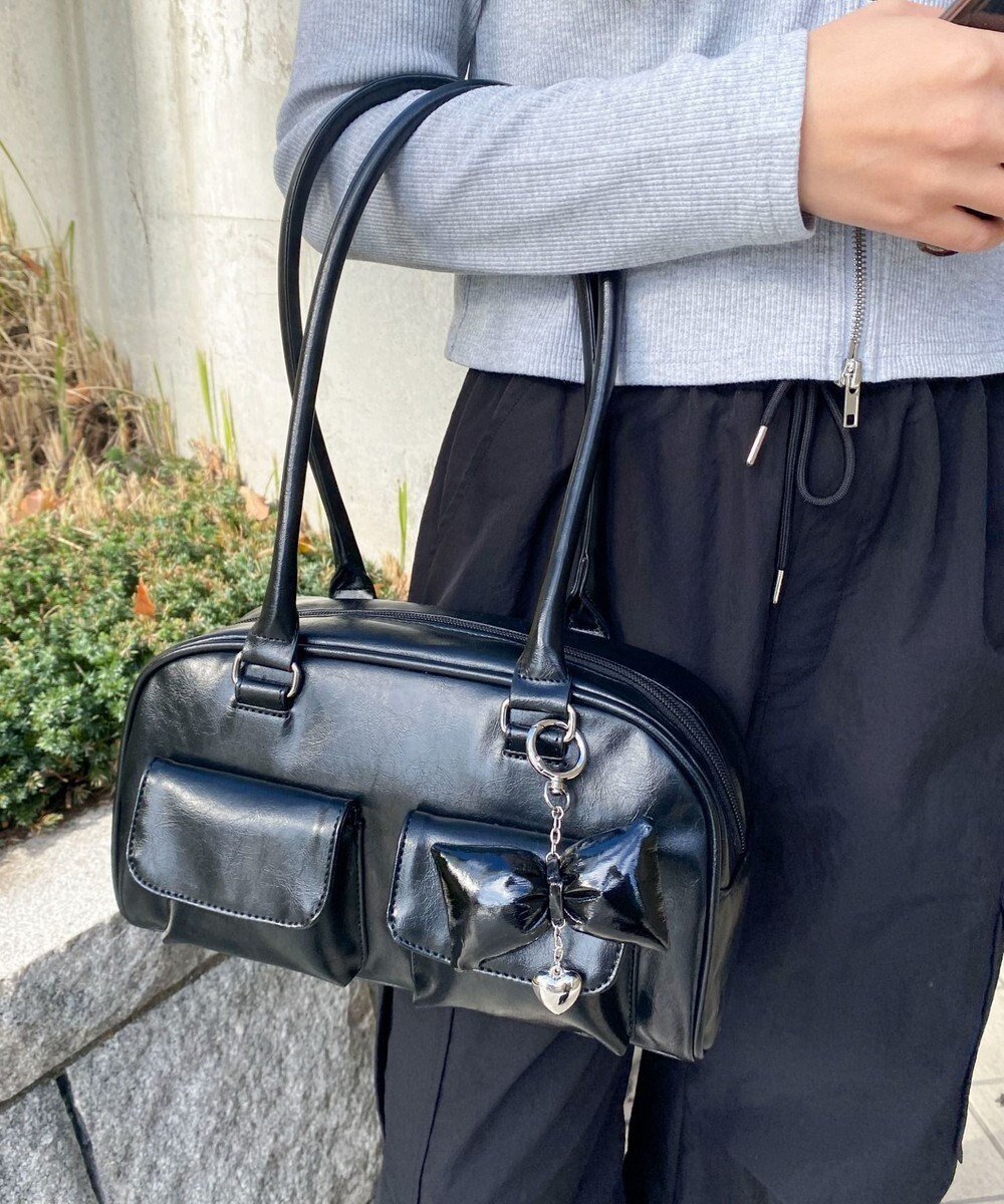 【ウィゴー/WEGO】のチャーム付きボストンバッグ インテリア・キッズ・メンズ・レディースファッション・服の通販 founy(ファニー) 　ファッション　Fashion　レディースファッション　WOMEN　バッグ　Bag　キーホルダー　Key Ring　スマホ　Smartphone　チャーム　Charm　ハンドバッグ　Handbag　フラップ　Flap　ボストンバッグ　Boston Bag　ポケット　Pocket　人気　Popularity　ブラック|ID: prp329100004385132 ipo3291000000031900130