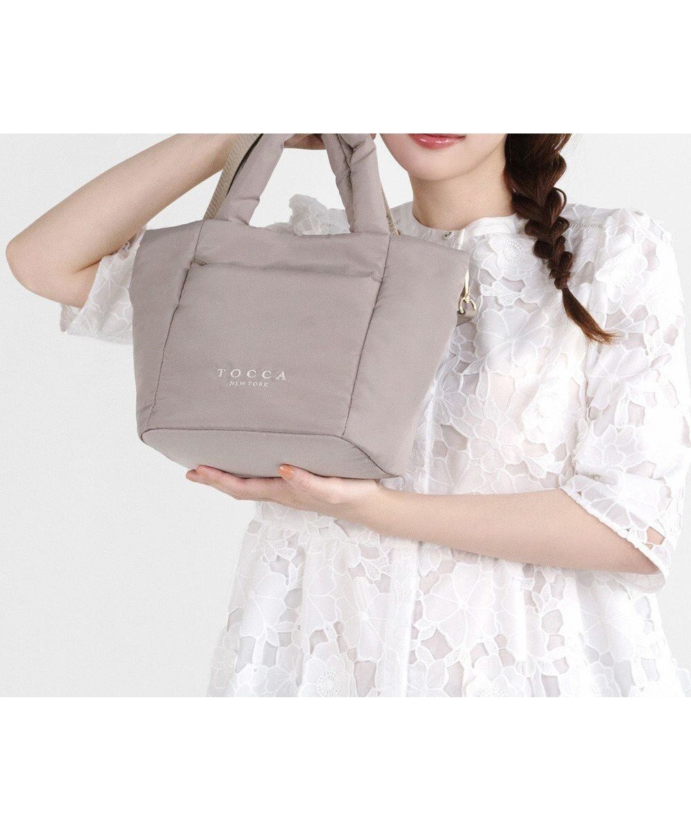 【トッカ/TOCCA】の【WEB&一部店舗限定】MACCHERONE CUSION BAG バッグ インテリア・キッズ・メンズ・レディースファッション・服の通販 founy(ファニー) 　ファッション　Fashion　レディースファッション　WOMEN　バッグ　Bag　アウトドア　Outdoor　ジップ　Zip　財布　Wallet　トレンド　Trend　フロント　Front　ポケット　Pocket　ラベンダー　Lavender　ローズ　Rose　旅行　Travel　ビジネス 仕事 通勤　Business　グレージュ系|ID: prp329100004401672 ipo3291000000031837607