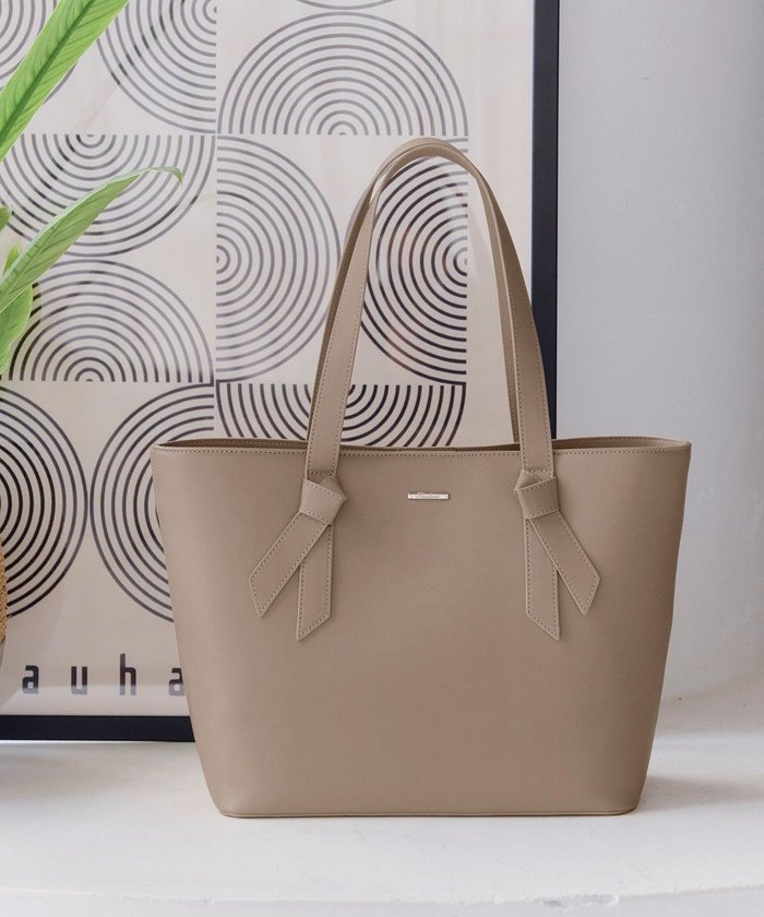 【ティアクラッセ/Tiaclasse】の【安田美沙子さん着用】リボンデザイン通勤バッグ インテリア・キッズ・メンズ・レディースファッション・服の通販 founy(ファニー) https://founy.com/ ファッション Fashion レディースファッション Fashion for Women バッグ Bags 傘 Umbrella, Parasol シューズ Shoes, Footwear シンプル Simple, Minimal チュニック Tunic, Long Top バランス Balance, Style Balance プレート Plate, Dish ポケット Pocket, Pocket Detail メタル Metal, Metal Parts リボン Ribbon, Bow 再入荷 Restock / Back in Stock エレガント 上品 Elegant 新作・新入荷 New Arrivals / New In ビジネス 仕事 通勤 Business / Work / Commuting |ID: prp329100004404461 ipo3291000000035673679