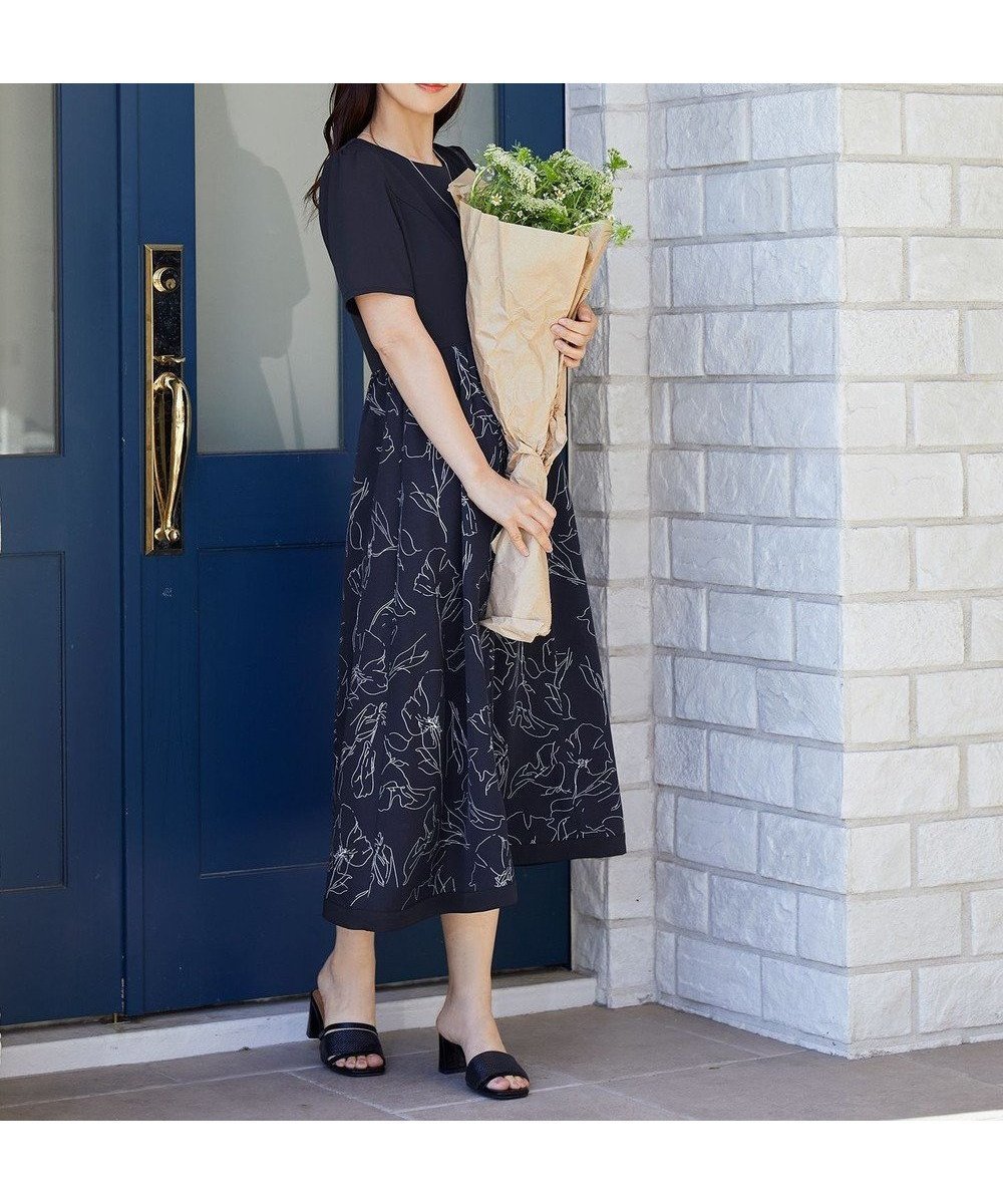 【ティアクラッセ/Tiaclasse】の【小倉優子さん着用・新色追加・洗える】モノトーンフラワープリントワンピース インテリア・キッズ・メンズ・レディースファッション・服の通販 founy(ファニー) ファッション Fashion レディースファッション Fashion for Women ワンピース Dresses アクセサリー Fashion Accessories 春 Spring 洗える Machine Washable 秋 Autumn カーディガン Cardigan, Knitwear チュニック Tunic, Long Top フェミニン Feminine, Girly フラワー Flower, Floral フレア Flare, Flared プリント Print, Printed Pattern ポケット Pocket, Pocket Detail 半袖 Short Sleeve, Half Sleeve マキシ Maxi, Full Length モノトーン Monotone, Black and White 無地 Plain, Solid Color ラウンド Round, Round Neck リゾート Resort, Vacation Style ロング Long, Long-Length S/S・春夏 SS, Spring/Summer, Warm Season 再入荷 Restock / Back in Stock 夏 Summer 旅行 Travel エレガント 上品 Elegant 新作・新入荷 New Arrivals / New In ネイビー×ネイビー|ID: prp329100004405565 ipo3291000000033500005