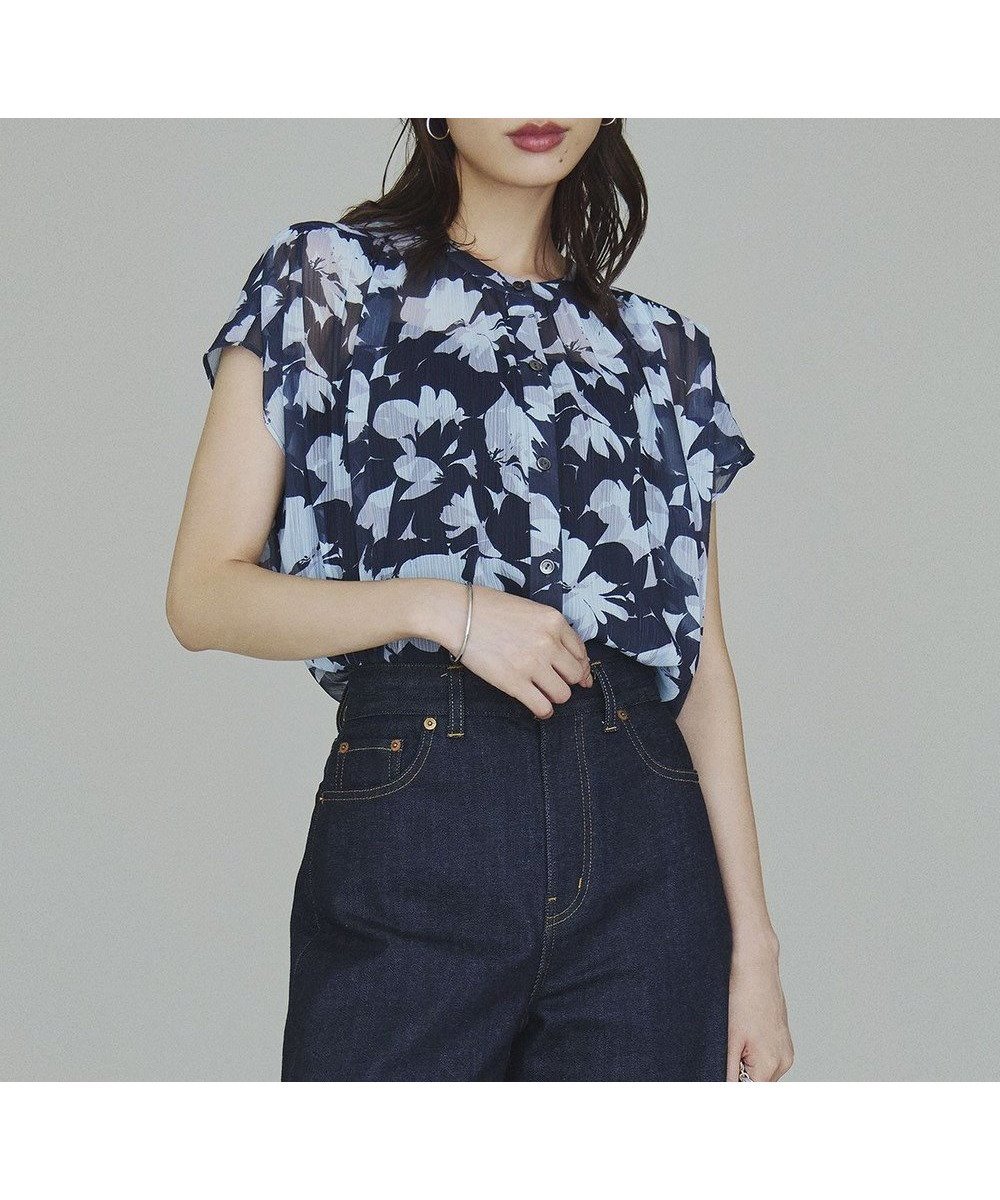 【23区/NIJYUSANKU】の【洗える】Ratti シャドーフラワー プリント ブラウス インテリア・キッズ・メンズ・レディースファッション・服の通販 founy(ファニー) 　ファッション　Fashion　レディースファッション　Fashion for Women　トップス・カットソー　Cut & Sew Tops　シャツ・ブラウス・オフィスカジュアル　Elegant Blouses & Button-Ups　イタリア　Italy　春　Spring　洗える　Machine Washable　ギャザー　Gathered, Ruffled　シアー　Sheer, See-Through　シフォン　Chiffon, Lightweight Fabric　シャドー　Shadow, Subtle Pattern　シンプル　Simple, Minimal　ジャカード／ジャガード　Jacquard, Woven Pattern　セットアップ　Set-Up, Coordinated Outfit　デニム　Denim, Jeans Material　トレンド　Trend, Trending Now　フラワー　Flower, Floral　プリント　Print, Printed Pattern　ボトム　Bottoms, Lower Wear　モダン　Modern, Contemporary　モチーフ　Motif, Design Theme　モノトーン　Monotone, Black and White　S/S・春夏　SS, Spring/Summer, Warm Season　夏　Summer　2024年　2024　2024春夏・S/S　Spring/Summer 2024 SS24　ネイビープリント|ID: prp329100004406821 ipo3291000000034664546