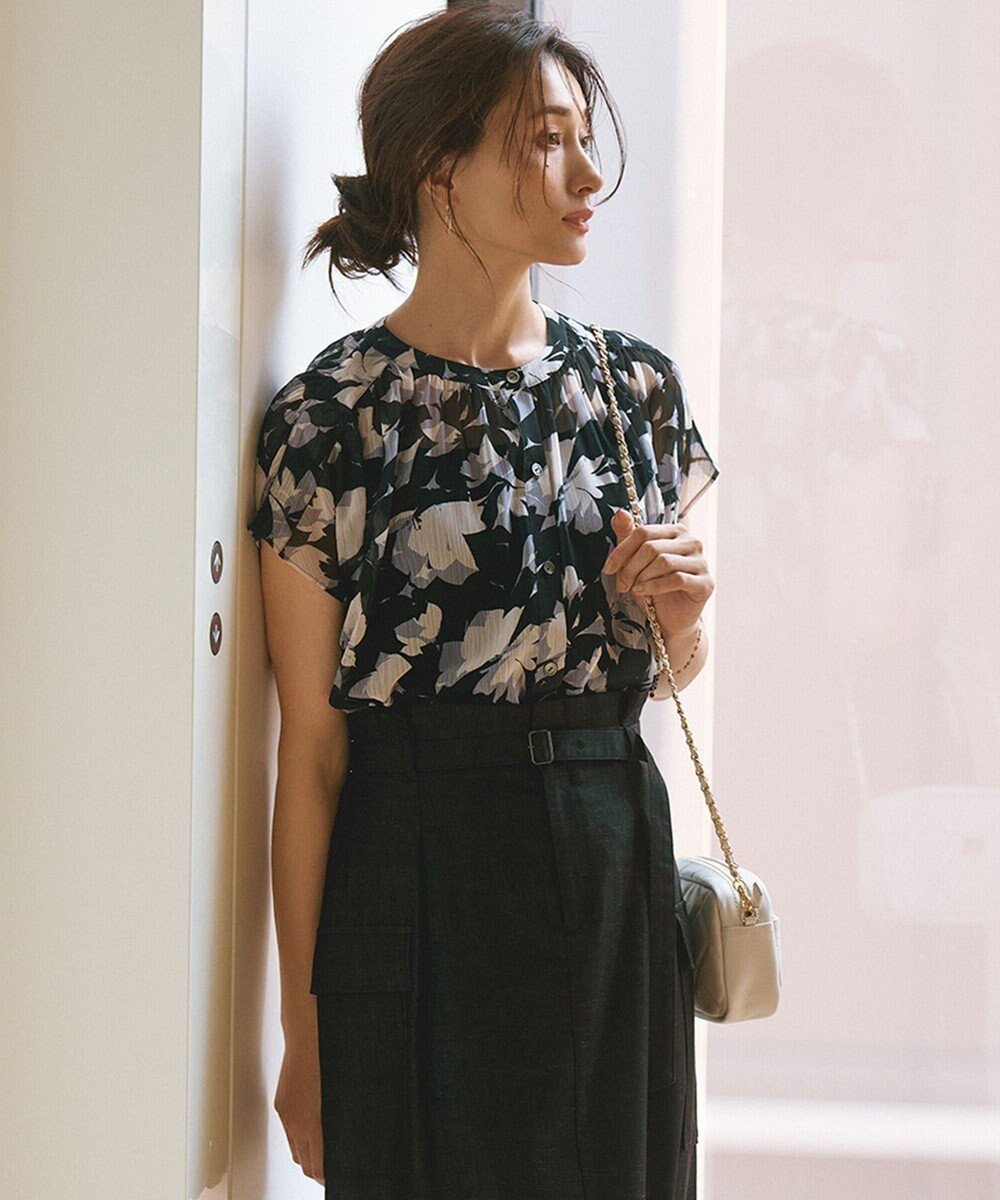 【23区/NIJYUSANKU】の【洗える】Ratti シャドーフラワー プリント ブラウス インテリア・キッズ・メンズ・レディースファッション・服の通販 founy(ファニー) 　ファッション　Fashion　レディースファッション　Fashion for Women　トップス・カットソー　Cut & Sew Tops　シャツ・ブラウス・オフィスカジュアル　Elegant Blouses & Button-Ups　イタリア　Italy　春　Spring　洗える　Machine Washable　ギャザー　Gathered, Ruffled　シアー　Sheer, See-Through　シフォン　Chiffon, Lightweight Fabric　シャドー　Shadow, Subtle Pattern　シンプル　Simple, Minimal　ジャカード／ジャガード　Jacquard, Woven Pattern　セットアップ　Set-Up, Coordinated Outfit　デニム　Denim, Jeans Material　トレンド　Trend, Trending Now　フラワー　Flower, Floral　プリント　Print, Printed Pattern　ボトム　Bottoms, Lower Wear　モダン　Modern, Contemporary　モチーフ　Motif, Design Theme　モノトーン　Monotone, Black and White　S/S・春夏　SS, Spring/Summer, Warm Season　夏　Summer　2024年　2024　2024春夏・S/S　Spring/Summer 2024 SS24　モノトーンプリント|ID: prp329100004406821 ipo3291000000034664547