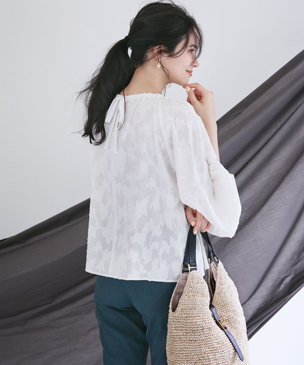 【23区/NIJYUSANKU】の【SLOW/一部店舗限定】コットンジャカード ブラウス インテリア・キッズ・メンズ・レディースファッション・服の通販 founy(ファニー) ファッション Fashion レディースファッション Fashion for Women トップス・カットソー Cut & Sew Tops シャツ・ブラウス・オフィスカジュアル Elegant Blouses & Button-Ups 春 Spring ギャザー Gathered, Ruffled コンパクト Compact, Small Size ジャカード/ジャガード Jacquard, Woven Pattern スリーブ Sleeve, Long Sleeve / Short Sleeve デニム Denim, Jeans Material フラワー Flower, Floral ワッシャー Washer, Crinkled Finish S/S・春夏 SS, Spring/Summer, Warm Season おすすめ Recommended / Our Picks 夏 Summer 2025年 2025 2025春夏・S/S Spring/Summer 2025 SS25 アイボリー系|ID: prp329100004407799 ipo3291000000033440798