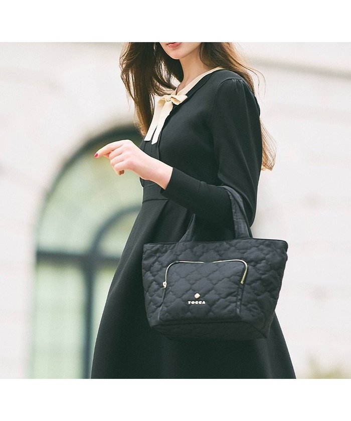 【トッカ/TOCCA】の【撥水】CHECKER CLOVER QUILT BAG トートバッグ インテリア・キッズ・メンズ・レディースファッション・服の通販 founy(ファニー) https://founy.com/ ファッション Fashion レディースファッション WOMEN バッグ Bag ショルダー Shoulder シンプル Simple フロント Front ポケット Pocket マグネット Magnet モチーフ Motif リュクス Luxe 財布 Wallet |ID: prp329100004422186 ipo3291000000031975719