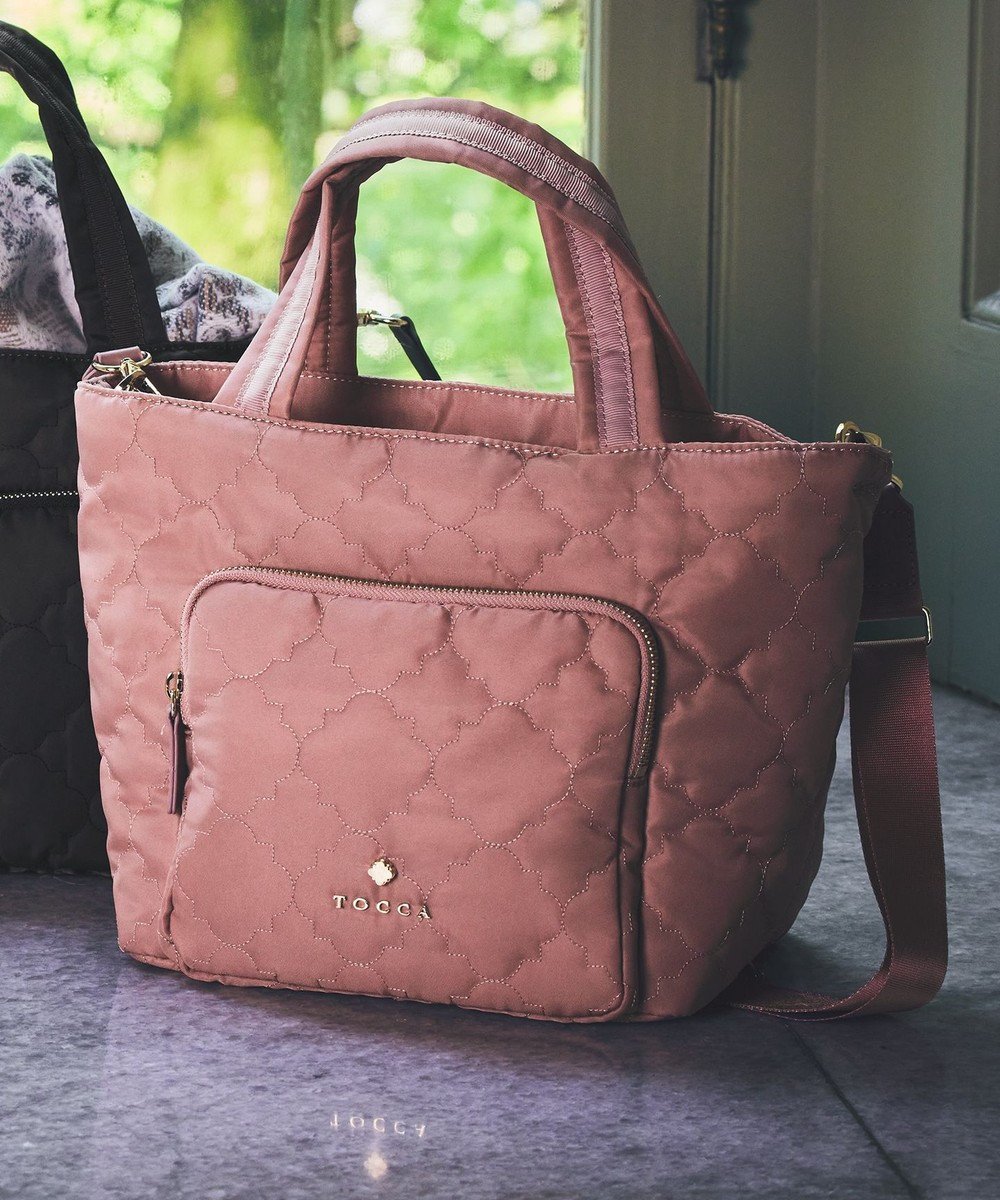 【トッカ/TOCCA】の【撥水】CHECKER CLOVER QUILT BAG トートバッグ インテリア・キッズ・メンズ・レディースファッション・服の通販 founy(ファニー) 　ファッション　Fashion　レディースファッション　WOMEN　バッグ　Bag　ショルダー　Shoulder　シンプル　Simple　フロント　Front　ポケット　Pocket　マグネット　Magnet　モチーフ　Motif　リュクス　Luxe　財布　Wallet　ピンク系|ID: prp329100004422186 ipo3291000000031975723