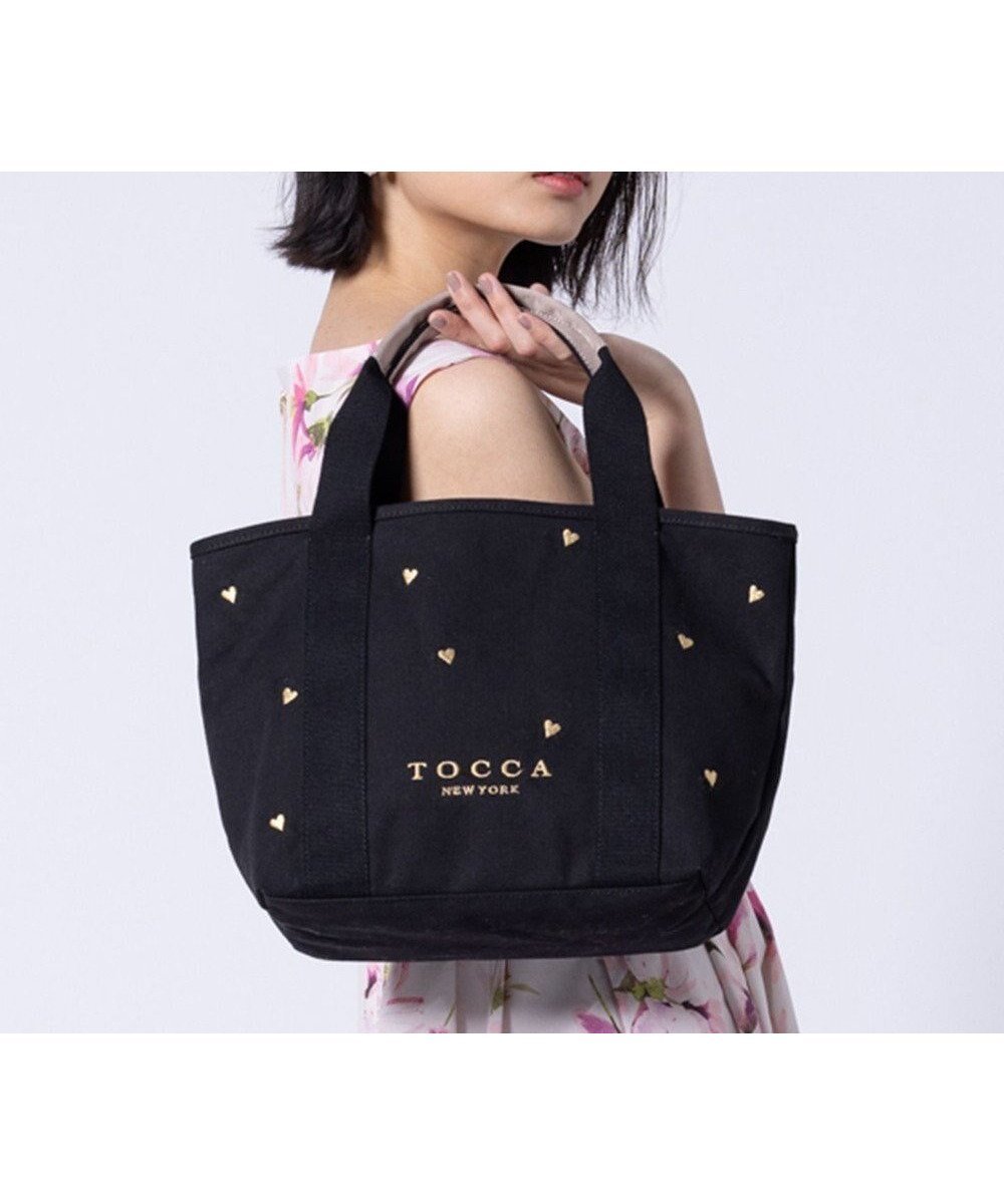 【トッカ/TOCCA】の【大人百花コラボカラー有・WEB&一部店舗限定】LUCKY SHOWER CANVASTOTE キャンバス トートバッグ インテリア・キッズ・メンズ・レディースファッション・服の通販 founy(ファニー) 　ファッション　Fashion　レディースファッション　WOMEN　バッグ　Bag　アウトドア　Outdoor　キャンバス　Canvas　財布　Wallet　雑誌　Magazine　テクスチャー　Texture　フェミニン　Feminine　フロント　Front　ポケット　Pocket　モチーフ　Motif　リボン　Ribbon　リュクス　Luxe　ワンポイント　One Point　旅行　Travel　ビジネス 仕事 通勤　Business　ブラック×ハート柄|ID: prp329100004422625 ipo3291000000031986640