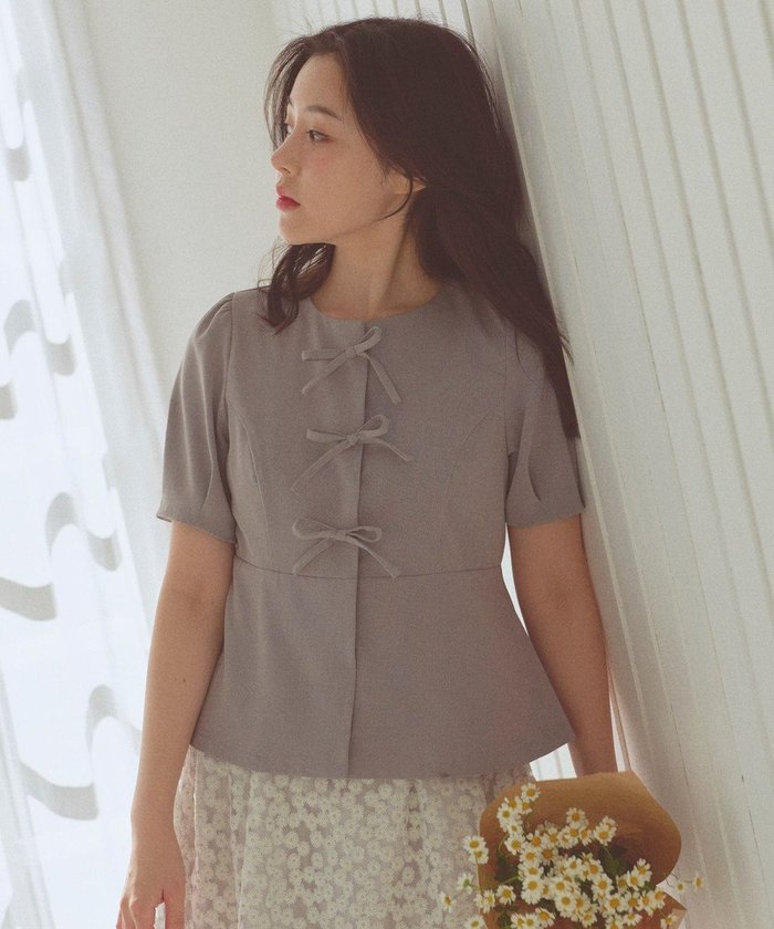 【フェルゥ/Feroux】の【洗える】リボンブラウス ジャケット インテリア・キッズ・メンズ・レディースファッション・服の通販 founy(ファニー) https://founy.com/ ファッション Fashion レディースファッション Fashion for Women アウター Coat / Outerwear Collection レディースジャケット・軽アウター Jackets おすすめ Recommended / Our Picks ジャケット Jacket, Outerwear スリーブ Sleeve, Long Sleeve / Short Sleeve デニム Denim, Jeans Material フェミニン Feminine, Girly フロント Front, Front Design ペプラム Peplum, Flared Hem リボン Ribbon, Bow エレガント 上品 Elegant 夏 Summer 定番 Standard, Basic Item 春 Spring S/S・春夏 SS, Spring/Summer, Warm Season 洗える Machine Washable ビジネス 仕事 通勤 Business / Work / Commuting |ID: prp329100004441673 ipo3291000000033630801