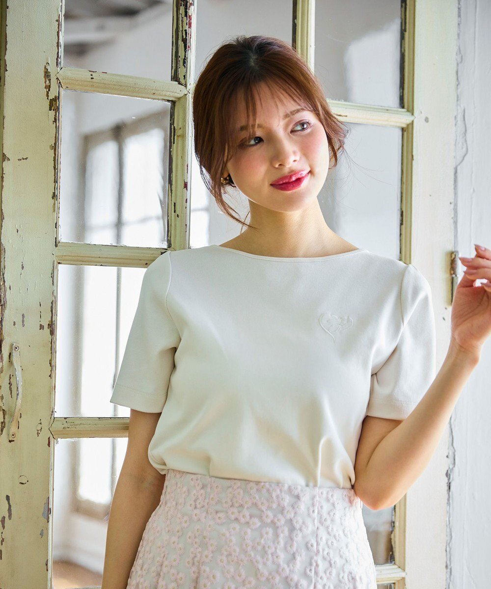 【フェルゥ/Feroux】のワンポイント刺繍Tシャツ インテリア・キッズ・メンズ・レディースファッション・服の通販 founy(ファニー) ファッション Fashion レディースファッション Fashion for Women トップス・カットソー Cut & Sew Tops シャツ・ブラウス・オフィスカジュアル Elegant Blouses & Button-Ups ロングTシャツ・Tシャツ Longline T-Shirts & Tees カットソー・ベーシックTシャツ Cut-and-Sewn Tops / Stretch Tees & Basics おすすめ Recommended / Our Picks カットソー Cut and Sewn Top シンプル Simple, Minimal ワンポイント One Point, Statement Accent エレガント 上品 Elegant 夏 Summer 春 Spring S/S・春夏 SS, Spring/Summer, Warm Season 無地 Plain, Solid Color アイボリー系|ID: prp329100004443634 ipo3291000000033565873
