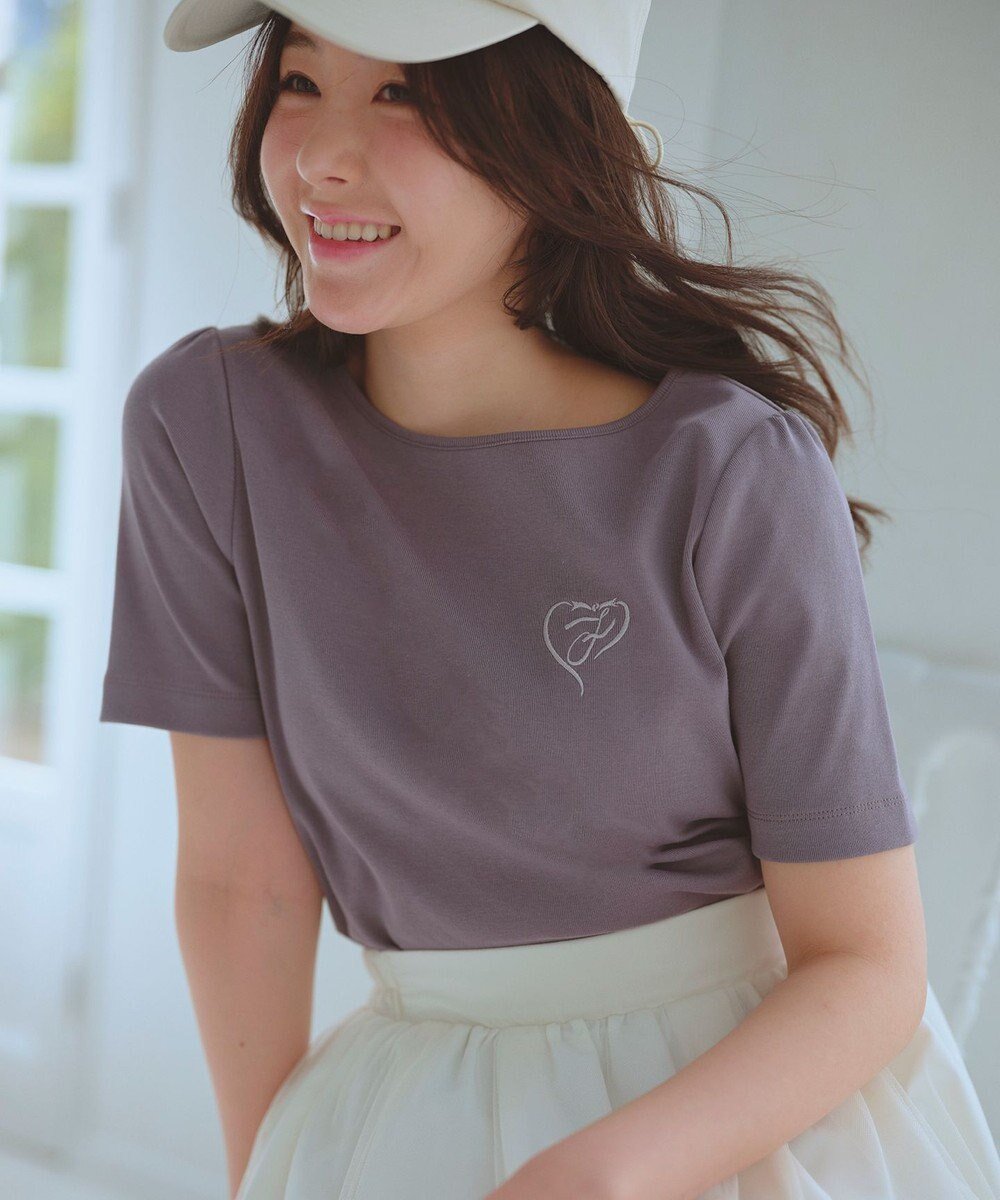 【フェルゥ/Feroux】のワンポイント刺繍Tシャツ インテリア・キッズ・メンズ・レディースファッション・服の通販 founy(ファニー) ファッション Fashion レディースファッション Fashion for Women トップス・カットソー Cut & Sew Tops シャツ・ブラウス・オフィスカジュアル Elegant Blouses & Button-Ups ロングTシャツ・Tシャツ Longline T-Shirts & Tees カットソー・ベーシックTシャツ Cut-and-Sewn Tops / Stretch Tees & Basics おすすめ Recommended / Our Picks カットソー Cut and Sewn Top シンプル Simple, Minimal ワンポイント One Point, Statement Accent エレガント 上品 Elegant 夏 Summer 春 Spring S/S・春夏 SS, Spring/Summer, Warm Season 無地 Plain, Solid Color グレー系|ID: prp329100004443634 ipo3291000000033565877