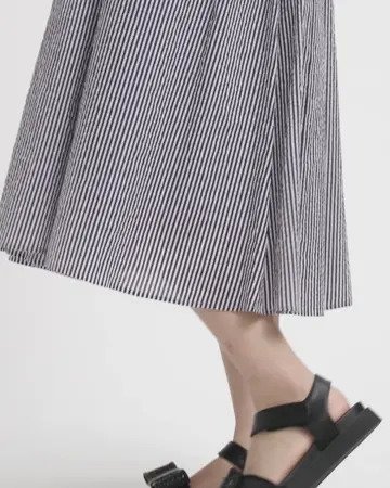 【トッカ/TOCCA】の【美人百花掲載】【00サイズあり・速乾・消臭・洗える】WAVES ドレス インテリア・キッズ・メンズ・レディースファッション・服の通販 founy(ファニー) 雑誌掲載アイテム Magazine Picks & Fashion Features ファッション雑誌 Fashion Magazines ビジンヒャッカ 美人百花 ファッション Fashion レディースファッション Fashion for Women ワンピース Dresses フォーマル・パーティードレス・結婚式用ドレス Elegant & Casual Dresses 春 Spring 洗える Machine Washable サッカー Seersucker, Summer Fabric スタイリッシュ Stylish, Fashionable ストライプ Stripe, Striped Pattern 雑誌 Magazine, Fashion Magazine ドレス Dress, One-Piece 定番 Standard, Basic Item フェミニン Feminine, Girly S/S・春夏 SS, Spring/Summer, Warm Season 夏 Summer 2025年 2025 2025春夏・S/S Spring/Summer 2025 SS25 グレー系5|ID: prp329100004443644 ipo3291000000034237549