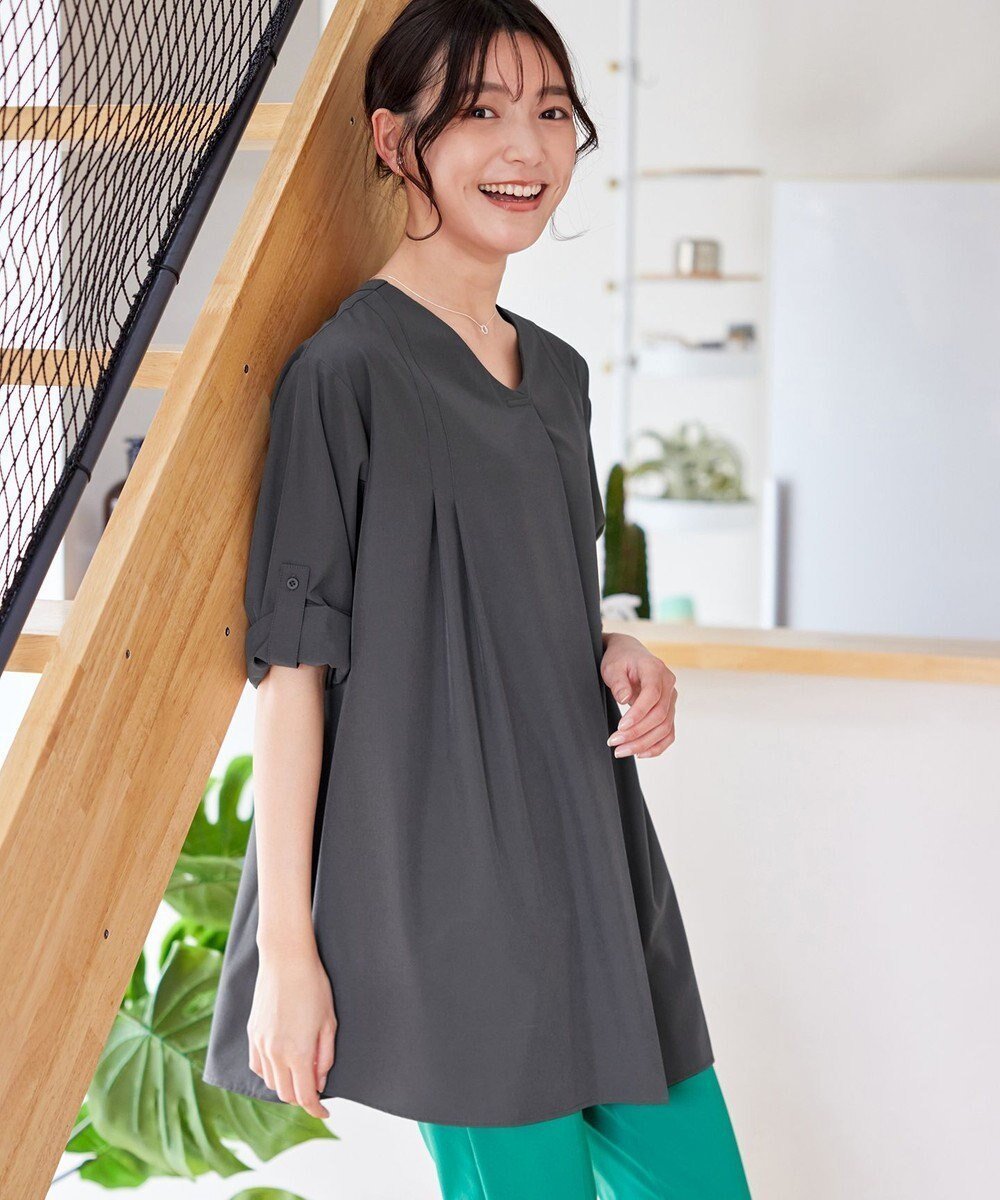 【ティアクラッセ/Tiaclasse】の【洗える】ストレッチタフタタックチュニックブラウス インテリア・キッズ・メンズ・レディースファッション・服の通販 founy(ファニー) ファッション Fashion レディースファッション Fashion for Women トップス・カットソー Cut & Sew Tops シャツ・ブラウス・オフィスカジュアル Elegant Blouses & Button-Ups アクセサリー Fashion Accessories 春 Spring 洗える Machine Washable カフス Cuff Design カーディガン Cardigan, Knitwear シンプル Simple, Minimal ストレッチ Stretch, Stretchy Fabric チュニック Tunic, Long Top ワイド Wide, Wide Fit S/S・春夏 SS, Spring/Summer, Warm Season 再入荷 Restock / Back in Stock 夏 Summer 新作・新入荷 New Arrivals / New In チャコールグレー|ID: prp329100004451422 ipo3291000000033414457