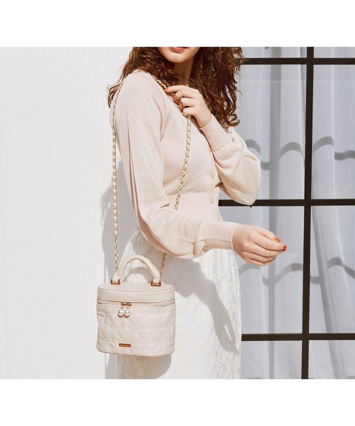 【メゾンドフルール/Maison de FLEUR】のリボンキルティングキューブショルダーバッグ インテリア・キッズ・メンズ・レディースファッション・服の通販 founy(ファニー) https://founy.com/ ファッション Fashion レディースファッション WOMEN バッグ Bag キルティング Quilting ショルダー Shoulder チェーン Chain パール Pearl フォルム Form ポケット Pocket リボン Ribbon |ID: prp329100004454039 ipo3291000000031916529