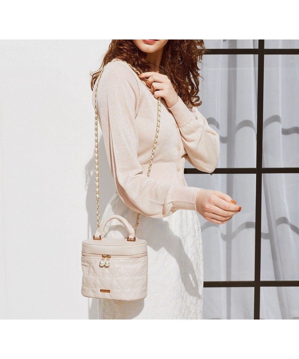【メゾンドフルール/Maison de FLEUR】のリボンキルティングキューブショルダーバッグ 人気、トレンドファッション・服の通販 founy(ファニー) 　ファッション　Fashion　レディースファッション　WOMEN　バッグ　Bag　キルティング　Quilting　ショルダー　Shoulder　チェーン　Chain　パール　Pearl　フォルム　Form　ポケット　Pocket　リボン　Ribbon　 other-1|ID: prp329100004454039 ipo3291000000031916529