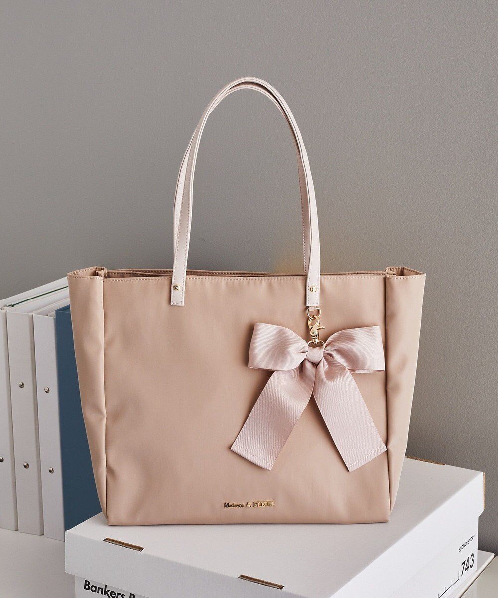 【メゾンドフルール/Maison de FLEUR】のリボンチャーム付き3ルームトートバッグ インテリア・キッズ・メンズ・レディースファッション・服の通販 founy(ファニー) 　ファッション　Fashion　レディースファッション　WOMEN　バッグ　Bag　チャーム　Charm　フェイクレザー　Faux Leather　ポケット　Pocket　リボン　Ribbon　ビジネス 仕事 通勤　Business　Beige|ID: prp329100004454132 ipo3291000000031916147
