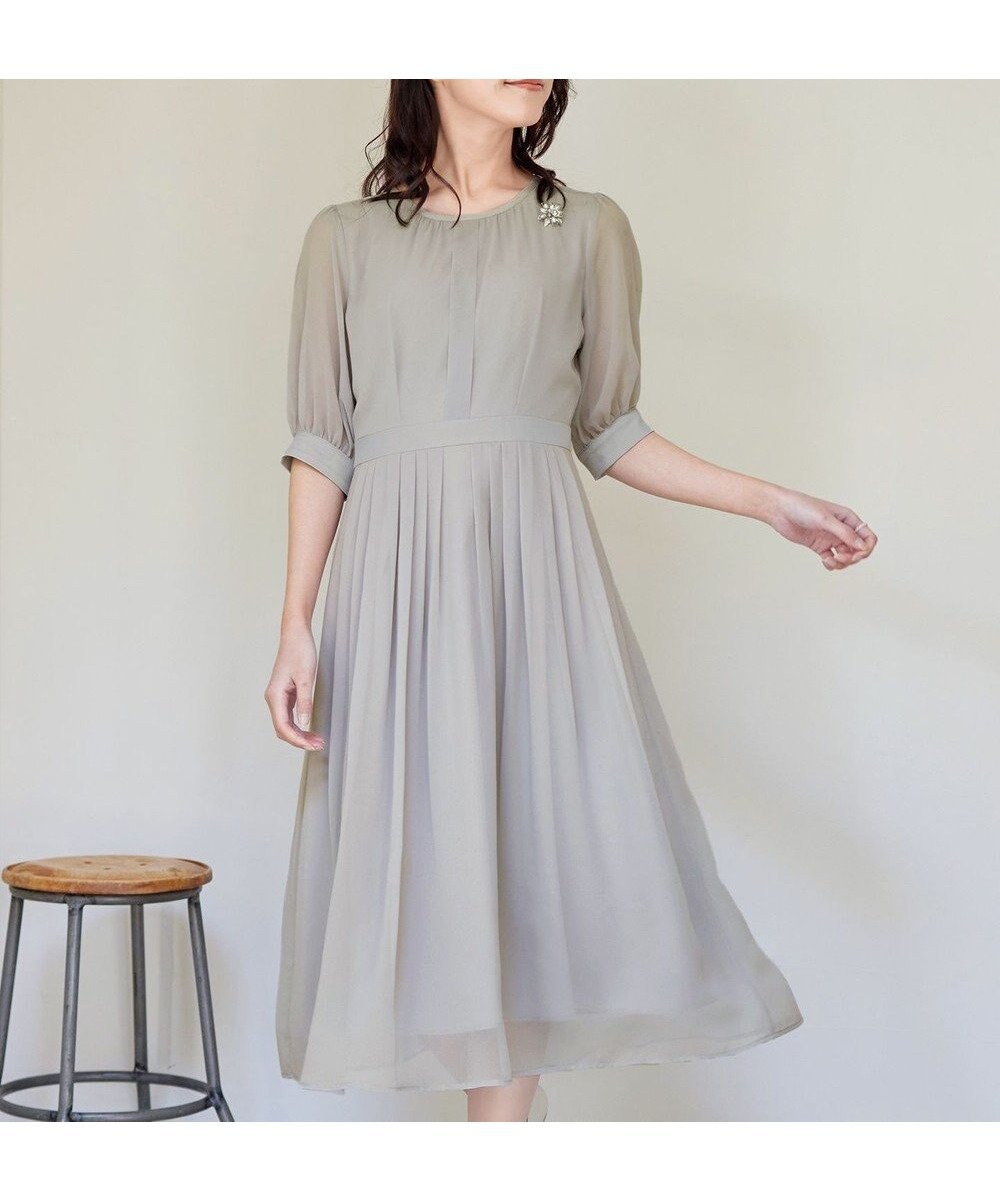【ティアクラッセ/Tiaclasse】の【洗える】シフォンワンピース インテリア・キッズ・メンズ・レディースファッション・服の通販 founy(ファニー) 　ファッション　Fashion　レディースファッション　WOMEN　ワンピース　Dress　アクセサリー　Accessories　ウォッシャブル　Washable　春　Spring　洗える　Washable　ギャザー　Gather　シアー　Sheer　シフォン　Chiffon　シンプル　Simple　ジョーゼット　Georgette　スリーブ　Sleeve　ブローチ　Brooch　ポケット　Pocket　半袖　Short Sleeve　ミモレ　Mimore　ラウンド　Round　S/S・春夏　Ss・Spring/Summer　夏　Summer　エレガント 上品　Elegant　ビジネス 仕事 通勤　Business　グレー|ID: prp329100004473954 ipo3291000000031525025