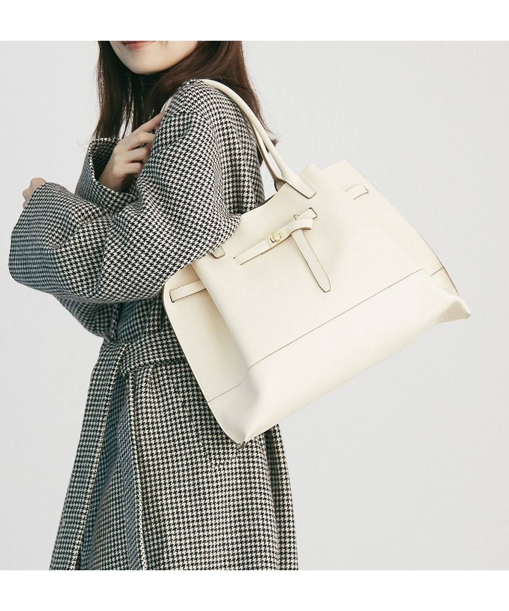 【トプカピ/TOPKAPI】の【TREASURE TOPKAPI】シュリンクレザー ベルトデザインA4トートバッグ インテリア・キッズ・メンズ・レディースファッション・服の通販 founy(ファニー) 　ファッション　Fashion　レディースファッション　WOMEN　バッグ　Bag　ベルト　Belts　おすすめ　Recommend　エレガント 上品　Elegant　ショルダー　Shoulder　ジャケット　Jacket　ビジネス 仕事 通勤　Business　クリーム|ID: prp329100004479852 ipo3291000000031929915