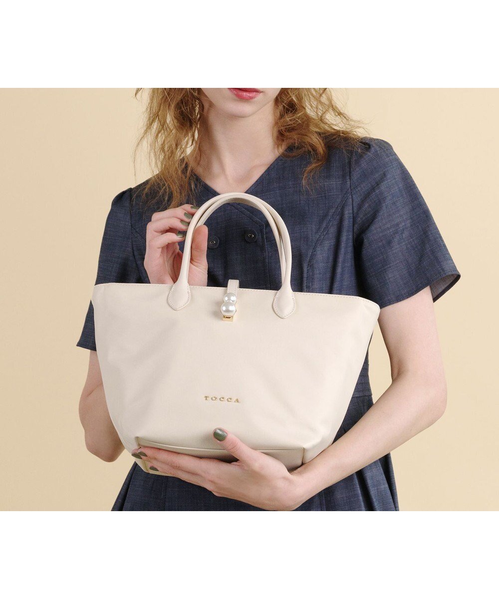 【トッカ/TOCCA】の【環境にやさしい素材・撥水】【大人百花掲載】INNOCENCE TOTE トートバッグ インテリア・キッズ・メンズ・レディースファッション・服の通販 founy(ファニー) 　ファッション　Fashion　レディースファッション　WOMEN　バッグ　Bag　エレガント 上品　Elegant　コンパクト　Compact　シンプル　Simple　ジップ　Zip　財布　Wallet　雑誌　Magazine　パール　Pearl　フォルム　Form　ポケット　Pocket　マグネット　Magnet　メタル　Metal　モダン　Modern　ラップ　Wrap　リュクス　Luxe　S/S・春夏　Ss・Spring/Summer　夏　Summer　2024年　2024　2024春夏・S/S　Ss,Spring/Summer,2024　アイボリー系|ID: prp329100004479997 ipo3291000000031929815