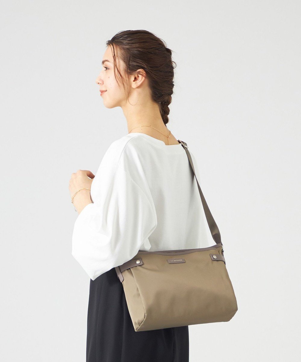 【ラ バガジェリー/LA BAGAGERIE】の【撥水ナイロン】ベーシックショルダー 人気、トレンドファッション・服の通販 founy(ファニー) 　ファッション　Fashion　レディースファッション　Fashion for Women　コンパクト　Compact, Small Size　ショルダー　Shoulder, Shoulder Strap　シンプル　Simple, Minimal　スマート　Smart, Elegant　財布　Wallet, Purse　ハンカチ　Handkerchief, Hanky　ベーシック　Basic, Essential　ポケット　Pocket, Pocket Detail　マグネット　Magnet, Magnetic Closure　エレガント 上品　Elegant　ビジネス 仕事 通勤　Business / Work / Commuting　 other-1|ID: prp329100004481303 ipo3291000000032748790