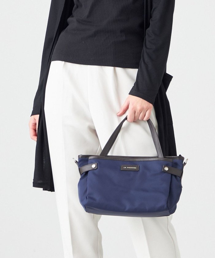 【ラ バガジェリー/LA BAGAGERIE】の【撥水ナイロン】ベーシック2WAYミニトート インテリア・キッズ・メンズ・レディースファッション・服の通販 founy(ファニー) https://founy.com/ ファッション Fashion レディースファッション Fashion for Women バッグ Bags シンプル Simple, Minimal スマート Smart, Elegant 財布 Wallet, Purse トラベル Travel, Travel Gear ハンカチ Handkerchief, Hanky ベーシック Basic, Essential ポケット Pocket, Pocket Detail マグネット Magnet, Magnetic Closure エレガント 上品 Elegant ビジネス 仕事 通勤 Business / Work / Commuting |ID: prp329100004481305 ipo3291000000033641750