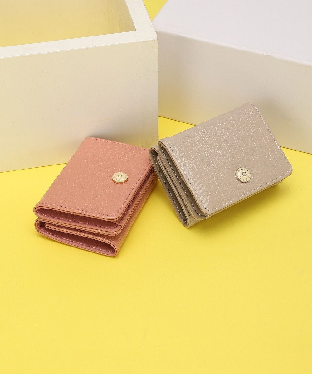 【スタイルコード/STYLE CODE】の【MERCURYDUO/マーキュリーデュオ】メタリッククラック調型押し 三つ折りミニ財布 インテリア・キッズ・メンズ・レディースファッション・服の通販 founy(ファニー) 　ファッション　Fashion　レディースファッション　WOMEN　財布　Wallets　ギフト プレゼント　Gift Present　コンパクト　Compact　シンプル　Simple　ハンドバッグ　Handbag　フラップ　Flap　ブローチ　Brooch　ポケット　Pocket　ワンポイント　One Point　エレガント 上品　Elegant　財布　Wallet　グレージュ|ID: prp329100004484232 ipo3291000000032370630