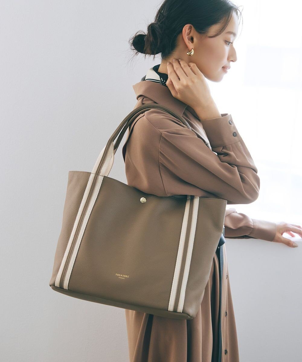 【トプカピ/TOPKAPI】の【TREASURE TOPKAPI】ソフトシュリンク テープコンビ A4 トート バッグ インテリア・キッズ・メンズ・レディースファッション・服の通販 founy(ファニー) 　ファッション　Fashion　レディースファッション　Fashion for Women　バッグ　Bags　おすすめ　Recommended / Our Picks　コンビ　Combo, Combination Style　シンプル　Simple, Minimal　スポーティ　Sporty, Casual Athletic　ポケット　Pocket, Pocket Detail　人気　Popular, Best Seller　定番　Standard, Basic Item　ビジネス 仕事 通勤　Business / Work / Commuting　グレージュ|ID: prp329100004485383 ipo3291000000034377533
