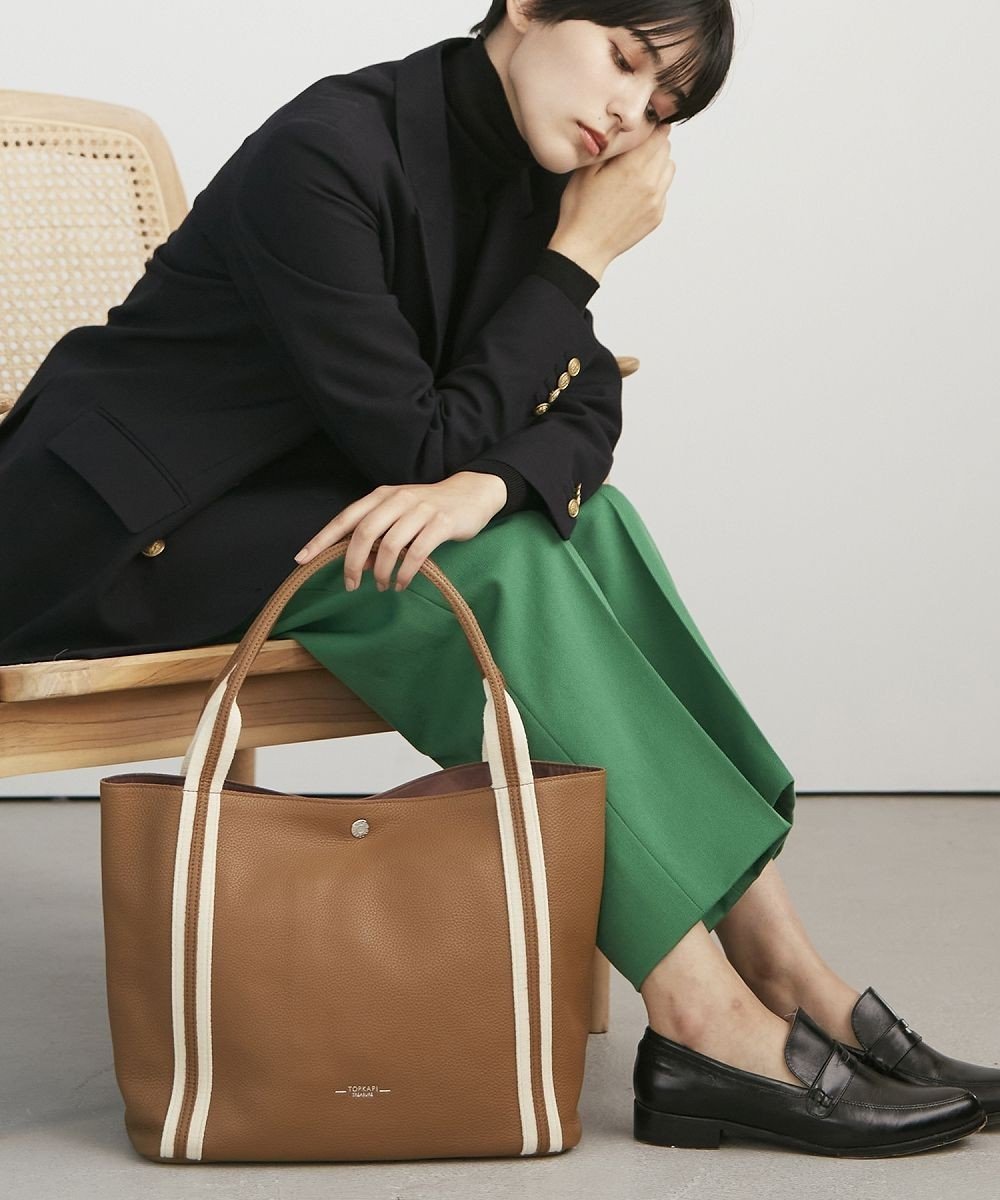 【トプカピ/TOPKAPI】の【TREASURE TOPKAPI】ソフトシュリンク テープコンビ A4 トート バッグ インテリア・キッズ・メンズ・レディースファッション・服の通販 founy(ファニー) 　ファッション　Fashion　レディースファッション　Fashion for Women　バッグ　Bags　おすすめ　Recommended / Our Picks　コンビ　Combo, Combination Style　シンプル　Simple, Minimal　スポーティ　Sporty, Casual Athletic　ポケット　Pocket, Pocket Detail　人気　Popular, Best Seller　定番　Standard, Basic Item　ビジネス 仕事 通勤　Business / Work / Commuting　ブラウン|ID: prp329100004485383 ipo3291000000034377535