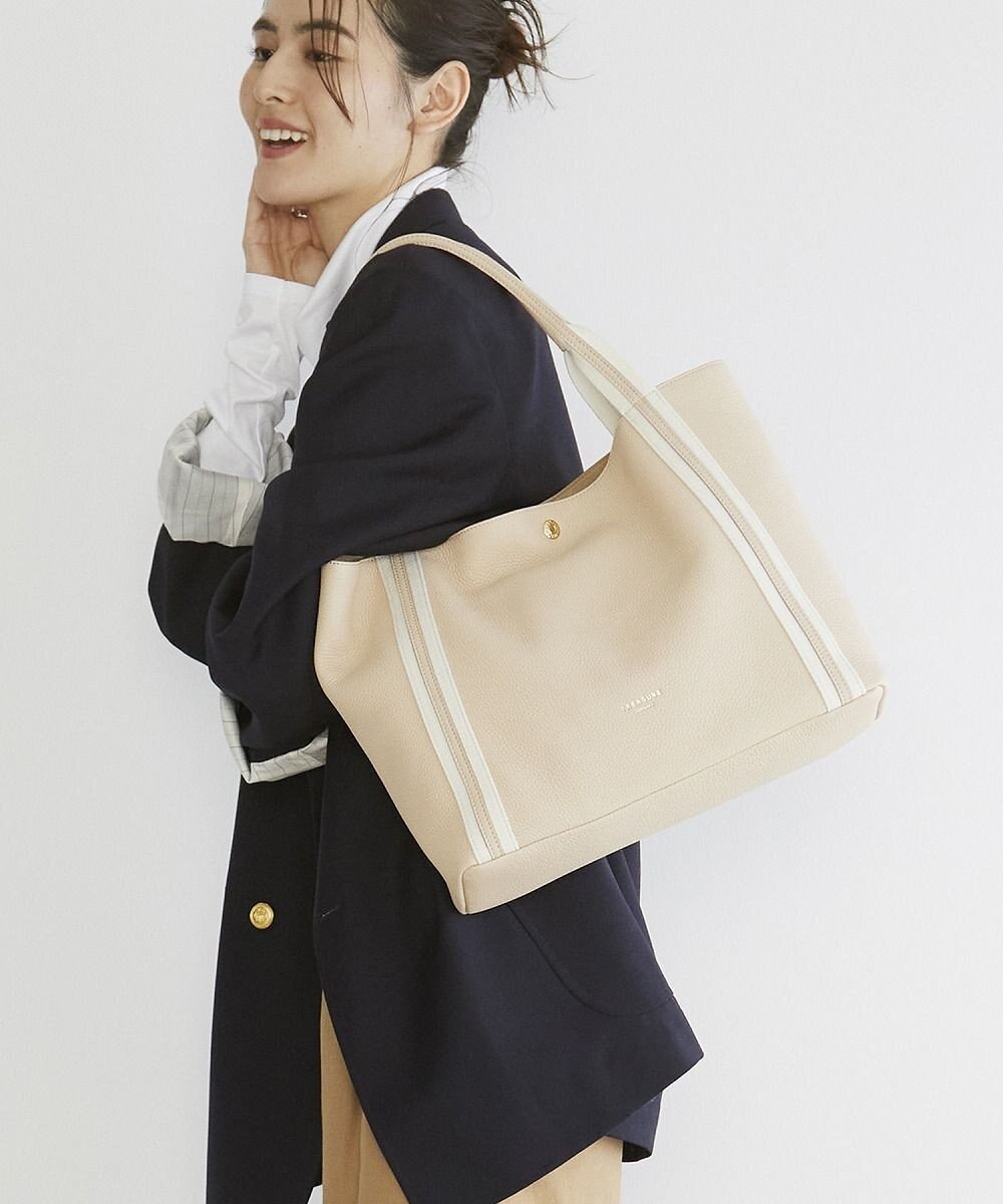 【トプカピ/TOPKAPI】の【TREASURE TOPKAPI】ソフトシュリンク テープコンビ A4 トート バッグ インテリア・キッズ・メンズ・レディースファッション・服の通販 founy(ファニー) 　ファッション　Fashion　レディースファッション　Fashion for Women　バッグ　Bags　おすすめ　Recommended / Our Picks　コンビ　Combo, Combination Style　シンプル　Simple, Minimal　スポーティ　Sporty, Casual Athletic　ポケット　Pocket, Pocket Detail　人気　Popular, Best Seller　定番　Standard, Basic Item　ビジネス 仕事 通勤　Business / Work / Commuting　ペールベージュ|ID: prp329100004485383 ipo3291000000034377537