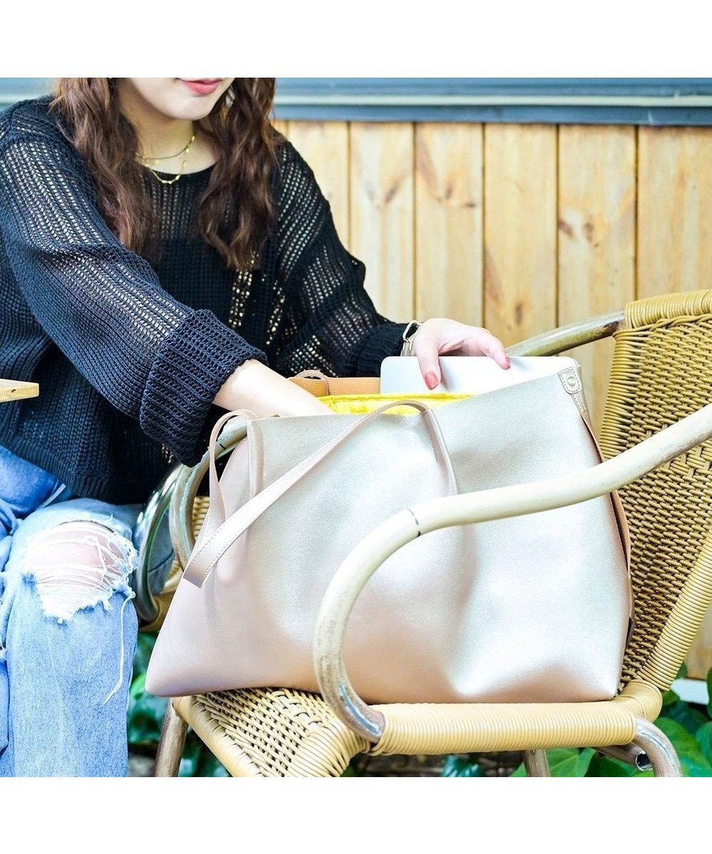 【ルートート/ROOTOTE】の0188【オフィシャルストア限定】LT.ミディアム.レザレット.RTG-A インテリア・キッズ・メンズ・レディースファッション・服の通販 founy(ファニー) ファッション Fashion レディースファッション Fashion for Women バッグ Bags カメラ Camera Accessories シンプル Simple, Minimal スマホ Smartphone, Mobile Device フォルム Silhouette, Form ポケット Pocket, Pocket Detail ポーチ Pouch, Small Case 無地 Plain, Solid Color おすすめ Recommended / Our Picks 夏 Summer エレガント 上品 Elegant ギフト プレゼント Gift / Present 新作・新入荷 New Arrivals / New In ビジネス 仕事 通勤 Business / Work / Commuting 03:ブロンズ|ID: prp329100004493719 ipo3291000000033712945