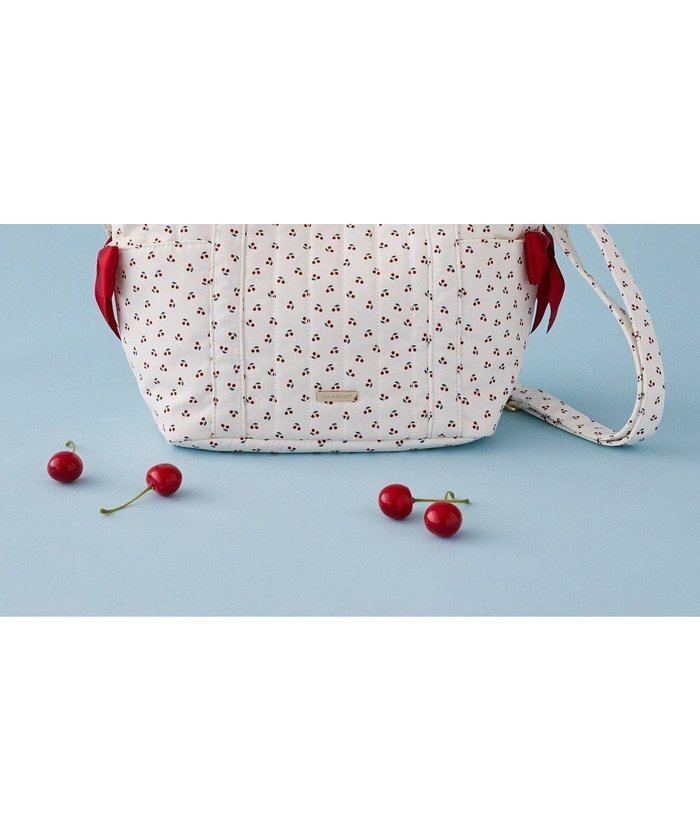 【メゾンドフルール/Maison de FLEUR】のチェリープリント2Wayトートバッグ インテリア・キッズ・メンズ・レディースファッション・服の通販 founy(ファニー) https://founy.com/ ファッション Fashion レディースファッション Fashion for Women バッグ Bags おすすめ Recommended / Our Picks ガーリー Girly, Feminine Style キルティング Quilted, Quilting サテン Satin, Glossy Fabric チェリー Cherry, Cherry Pattern プリント Print, Printed Pattern プレート Plate, Dish ポケット Pocket, Pocket Detail ポーチ Pouch, Small Case リボン Ribbon, Bow |ID: prp329100004505171 ipo3291000000032740984