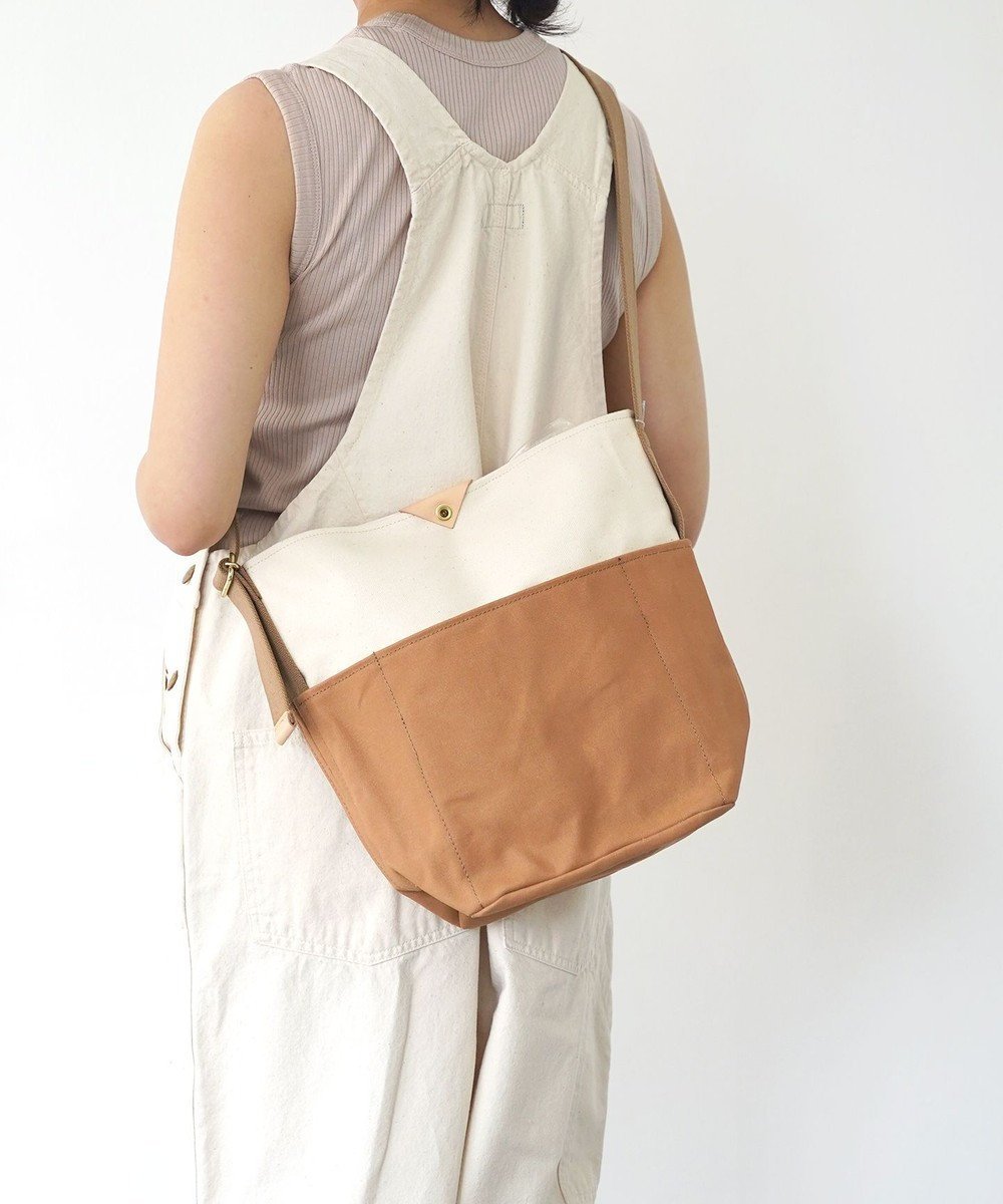 【ニジュウ カノウ/NIZYU KANO】のTWO-TONEショルダーバッグ Sサイズ インテリア・キッズ・メンズ・レディースファッション・服の通販 founy(ファニー) 　ファッション　Fashion　レディースファッション　WOMEN　ショルダー　Shoulder　シンプル　Simple　ポケット　Pocket　生成り×キャメル|ID: prp329100004510040 ipo3291000000032228158