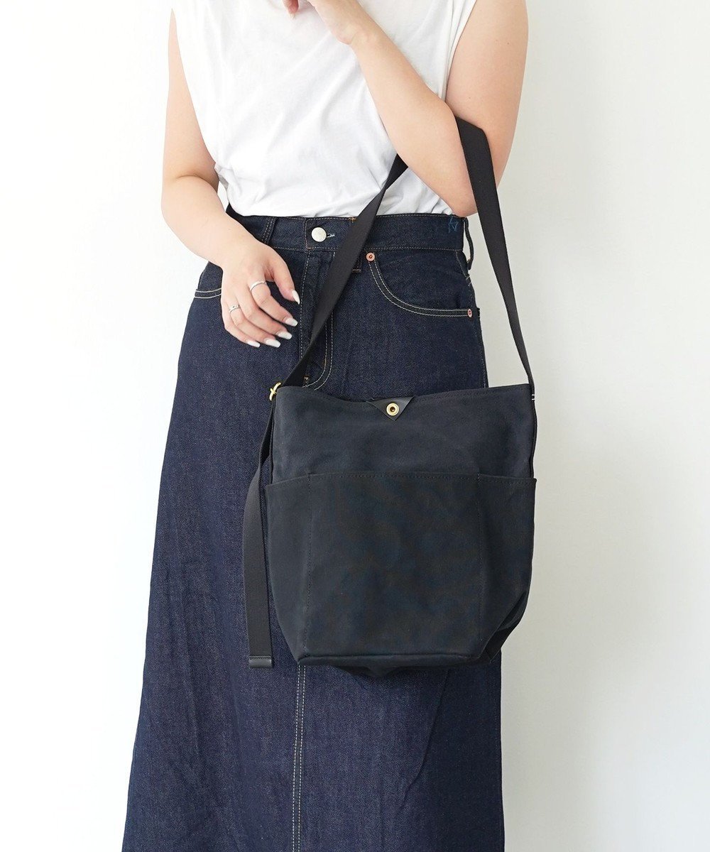 【ニジュウ カノウ/NIZYU KANO】のTWO-TONEショルダーバッグ Sサイズ インテリア・キッズ・メンズ・レディースファッション・服の通販 founy(ファニー) 　ファッション　Fashion　レディースファッション　WOMEN　ショルダー　Shoulder　シンプル　Simple　ポケット　Pocket　ブラック×ブラック|ID: prp329100004510040 ipo3291000000032228160