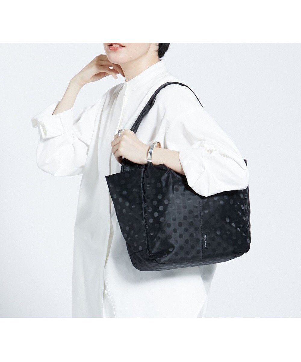 【イザック/Y'SACCS】の【Y SACCS vous et】ドットジャカードトート Mサイズ インテリア・キッズ・メンズ・レディースファッション・服の通販 founy(ファニー) 　ファッション　Fashion　レディースファッション　Fashion for Women　バッグ　Bags　シンプル　Simple, Minimal　ジャカード／ジャガード　Jacquard, Woven Pattern　スタイリッシュ　Stylish, Fashionable　ドット　Polka Dot, Dot Pattern　プチプライス・低価格　Affordable / Budget Price　ボックス　Boxy, Box Shape　人気　Popular, Best Seller　定番　Standard, Basic Item　軽量　Lightweight, Ultra Light　ブラック|ID: prp329100004510077 ipo3291000000034260024