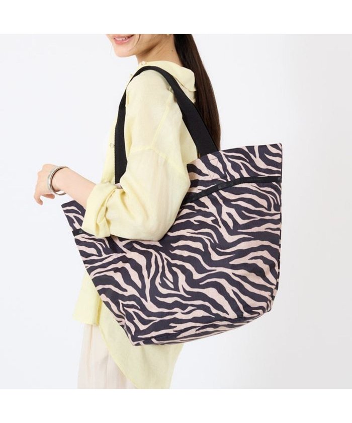 【レスポートサック/LeSportsac】のMARKET TOTE/ラフィアゼブラ インテリア・キッズ・メンズ・レディースファッション・服の通販 founy(ファニー) https://founy.com/ ファッション Fashion レディースファッション WOMEN バッグ Bag おすすめ Recommend クラシカル Classical ポケット Pocket マグネット Magnet ビジネス 仕事 通勤 Business |ID: prp329100004514364 ipo3291000000031894511