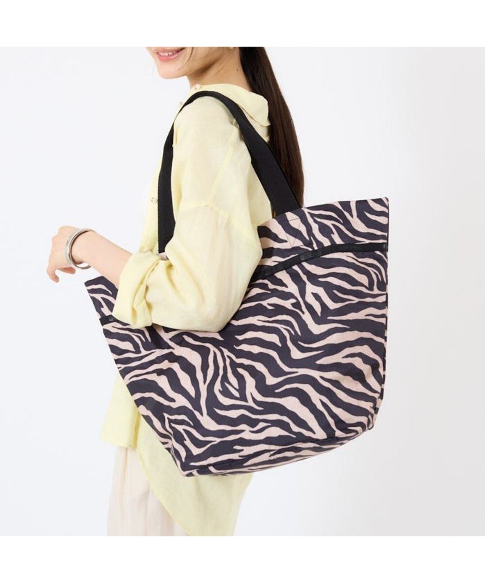 【レスポートサック/LeSportsac】のMARKET TOTE/ラフィアゼブラ インテリア・キッズ・メンズ・レディースファッション・服の通販 founy(ファニー) 　ファッション　Fashion　レディースファッション　WOMEN　バッグ　Bag　おすすめ　Recommend　クラシカル　Classical　ポケット　Pocket　マグネット　Magnet　ビジネス 仕事 通勤　Business　ラフィアゼブラ|ID: prp329100004514364 ipo3291000000031894512