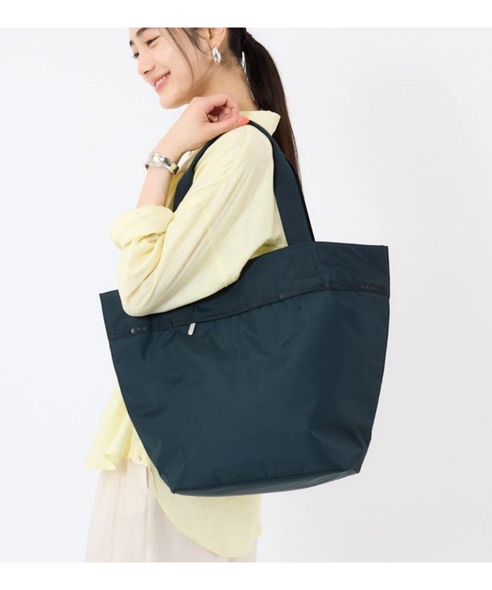 【レスポートサック/LeSportsac】のMARKET TOTE/ミッドナイトグリーン インテリア・キッズ・メンズ・レディースファッション・服の通販 founy(ファニー) https://founy.com/ ファッション Fashion レディースファッション WOMEN バッグ Bag 軽量 Lightweight シンプル Simple スポーツ Sports トラベル Travel プリント Print ポケット Pocket マグネット Magnet 無地 Plain Color おすすめ Recommend 旅行 Travel ビジネス 仕事 通勤 Business |ID: prp329100004514366 ipo3291000000031894518