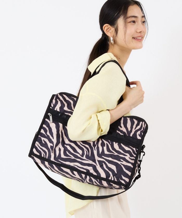 【レスポートサック/LeSportsac】のDELUXE MED WEEKENDER/ラフィアゼブラ インテリア・キッズ・メンズ・レディースファッション・服の通販 founy(ファニー) https://founy.com/ ファッション Fashion レディースファッション Fashion for Women クラシカル Classical, Vintage-Inspired トラベル Travel, Travel Gear ボストンバッグ Boston Bag, Retro Bag ポケット Pocket, Pocket Detail 旅行 Travel |ID: prp329100004514409 ipo3291000000032738618