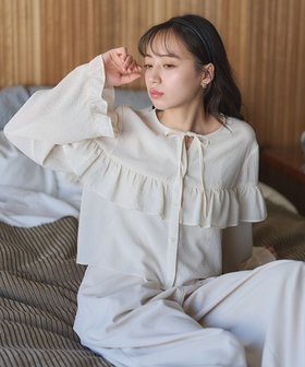 【アースミュージックアンドエコロジー/earth music&ecology】のフリル切替えショートブラウス 人気、トレンドファッション・服の通販 founy(ファニー) ファッション Fashion レディースファッション Fashion for Women トップス・カットソー Cut & Sew Tops シャツ・ブラウス・オフィスカジュアル Elegant Blouses & Button-Ups おすすめ Recommended / Our Picks ショート Short, Short Length フェミニン Feminine, Girly フリル Frill, Ruffle フロント Front, Front Design ボトム Bottoms, Lower Wear ポケット Pocket, Pocket Detail リボン Ribbon, Bow 今季 This Season, Current Season 夏 Summer 春 Spring S/S・春夏 SS, Spring/Summer, Warm Season |ID:prp329100004514453